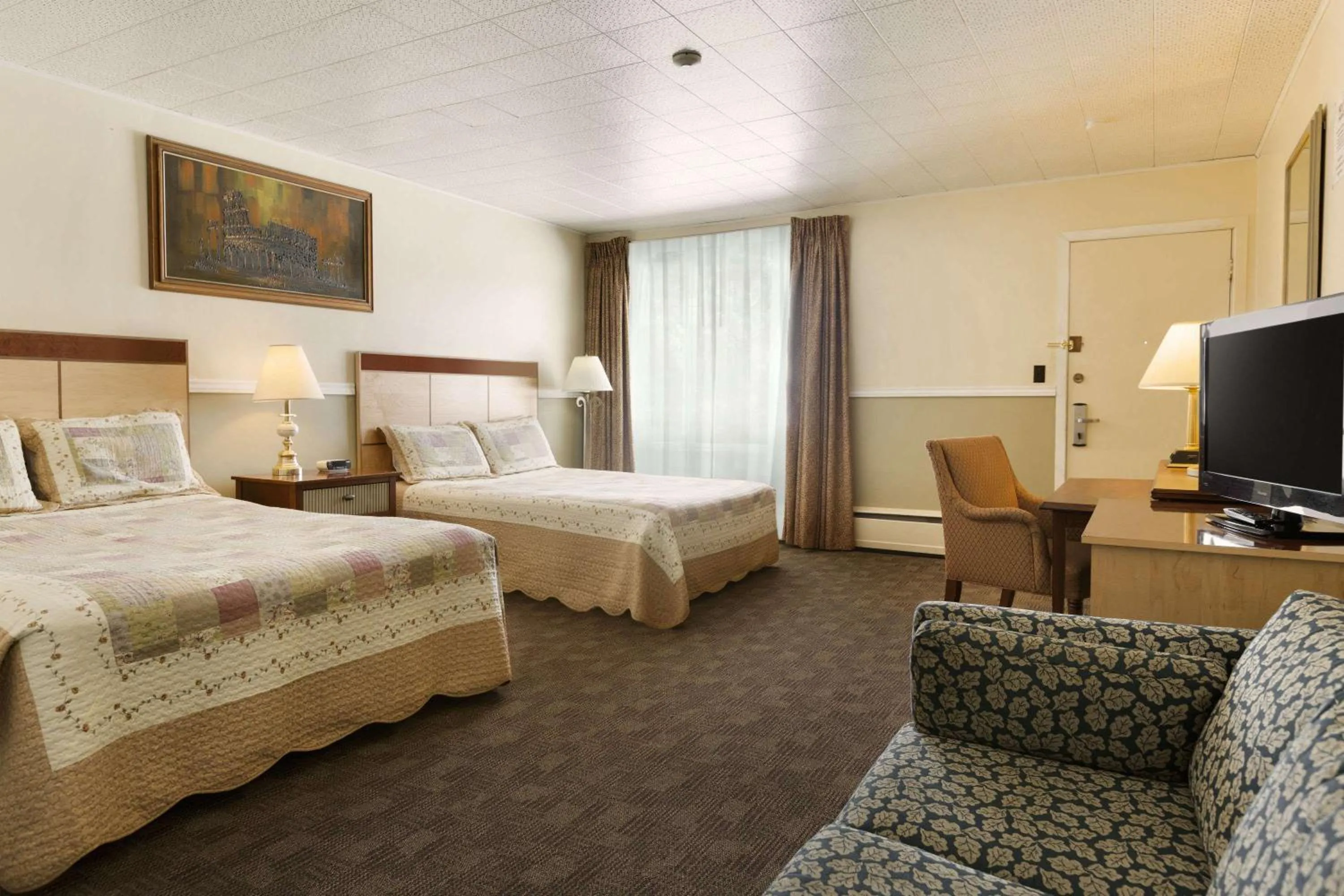 Photo of the whole room, Bed in Travel Inn Cochrane