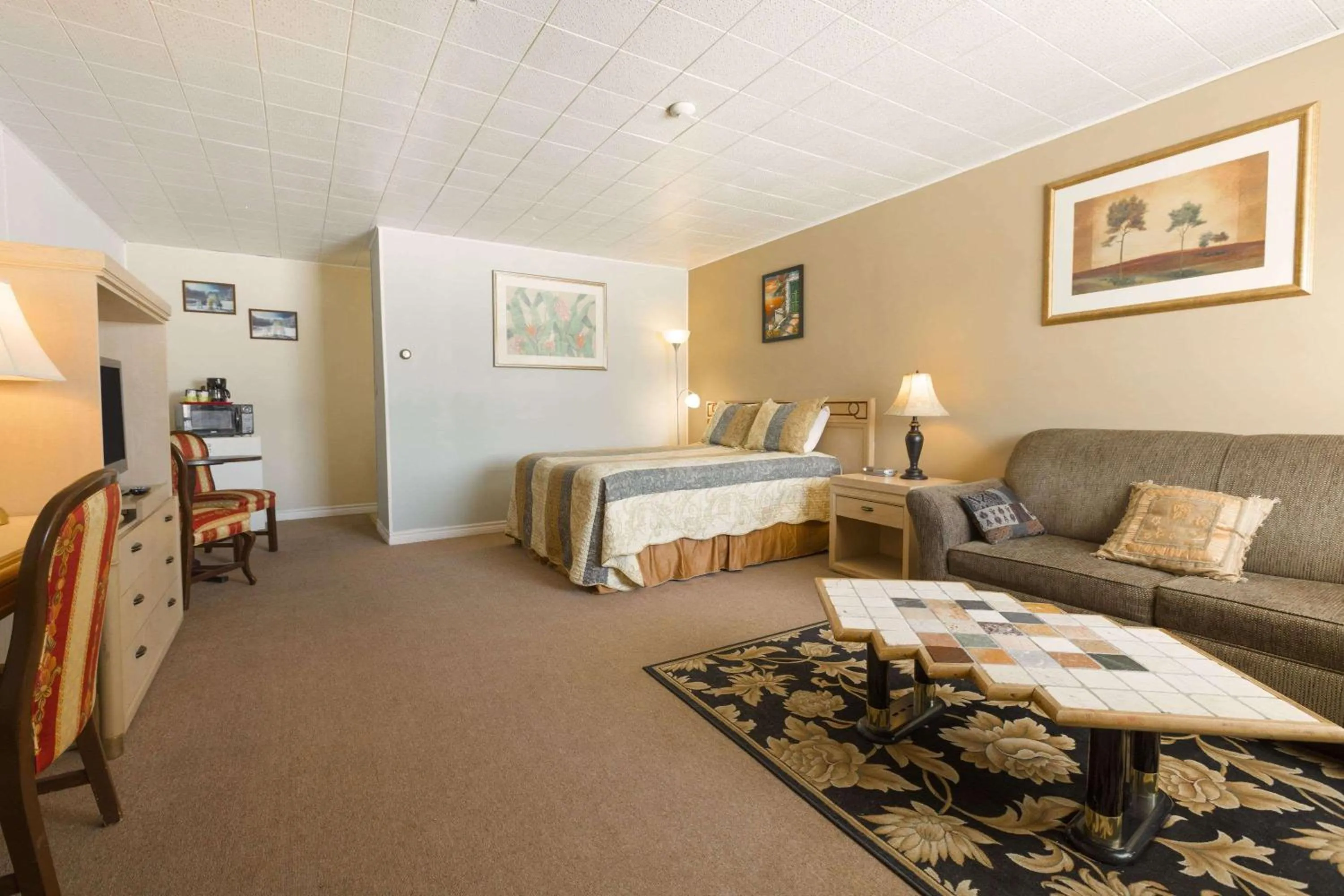 Photo of the whole room, Bed in Travel Inn Cochrane