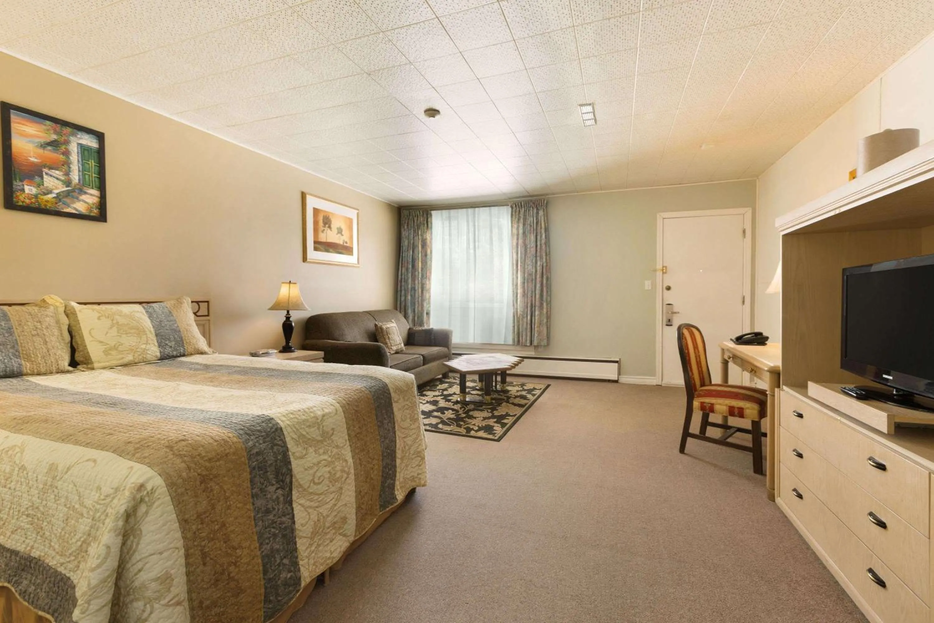 Photo of the whole room, Bed in Travel Inn Cochrane