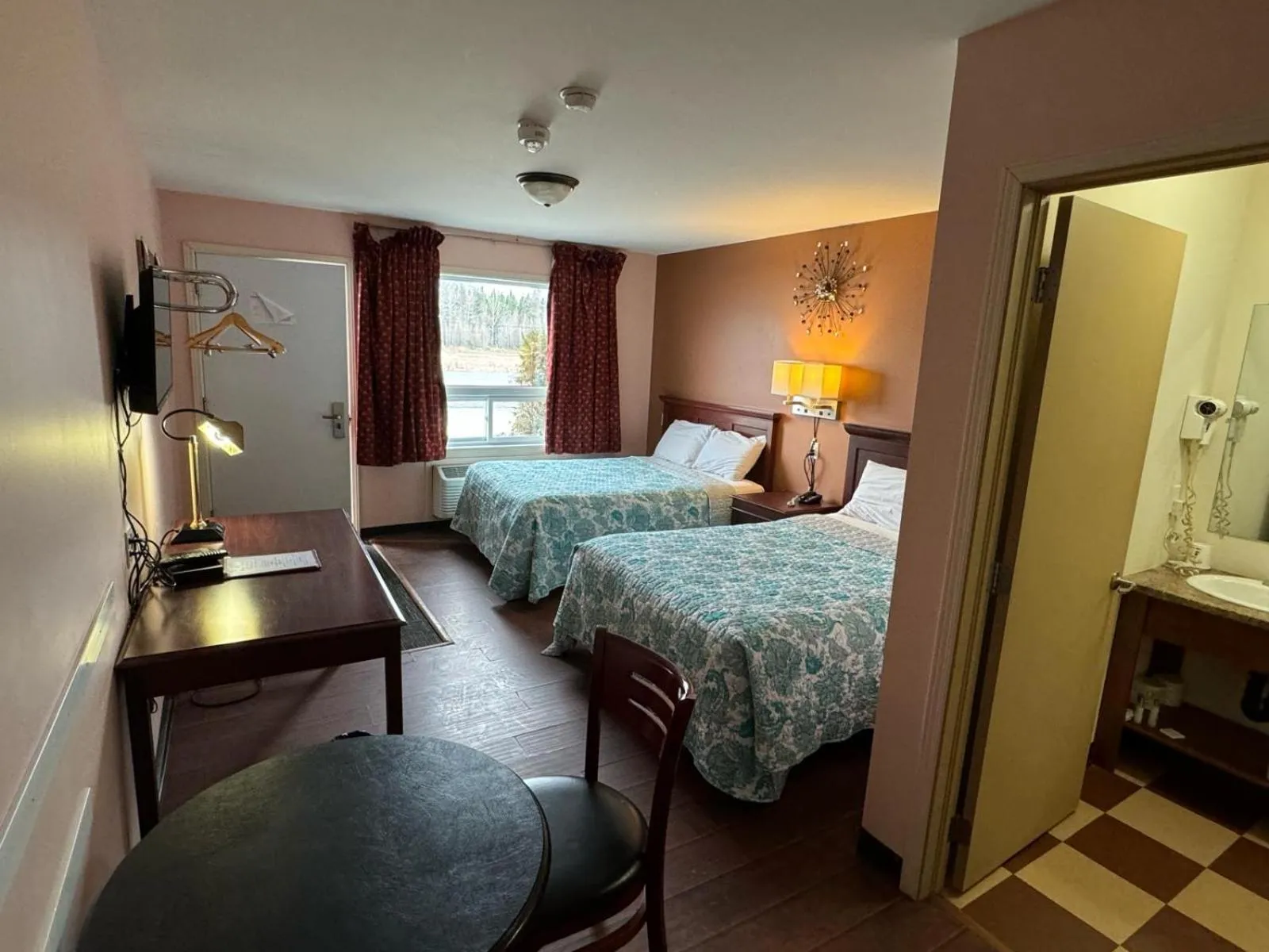 Photo of the whole room, Bed in Travel Inn Cochrane