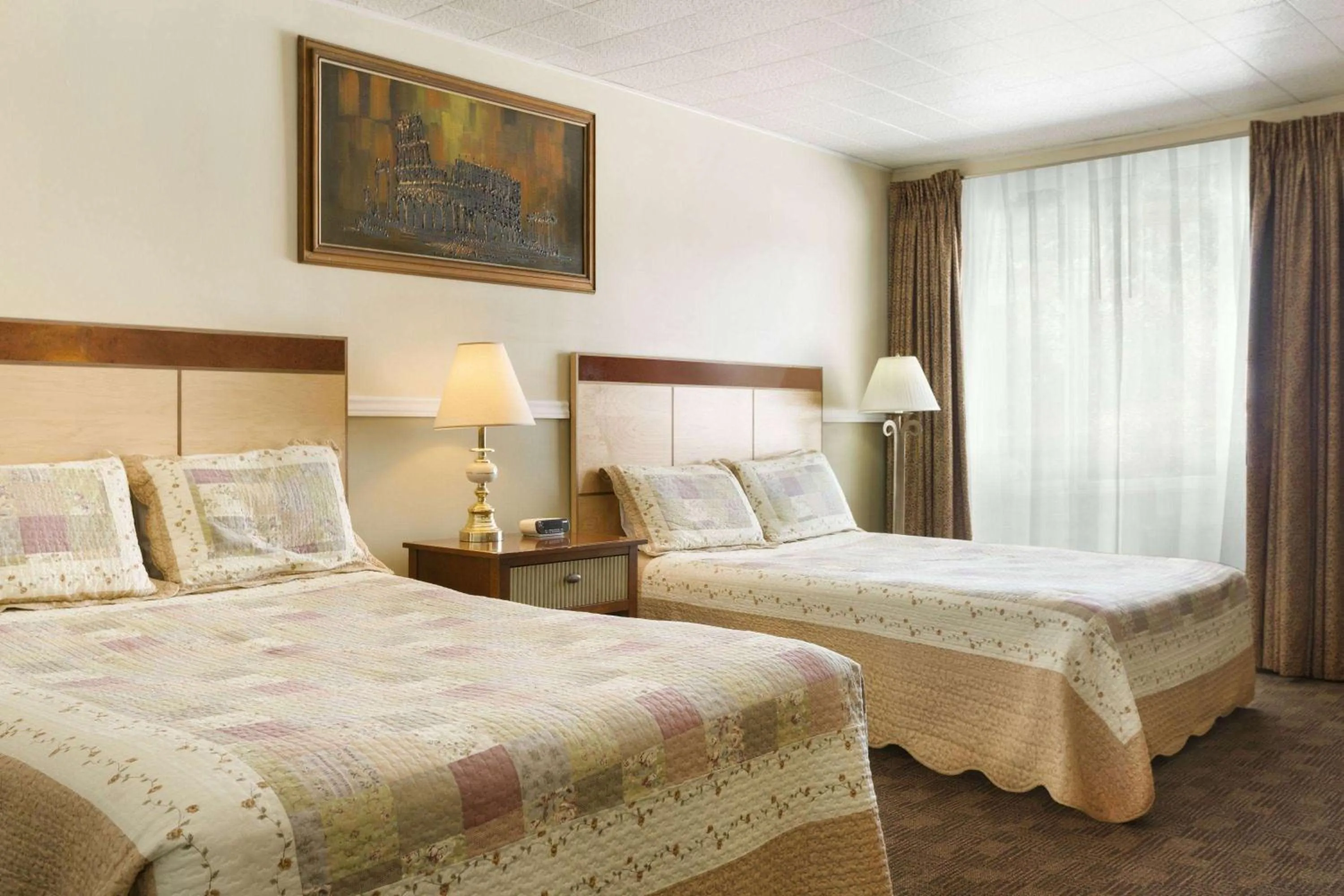 Photo of the whole room, Bed in Travel Inn Cochrane