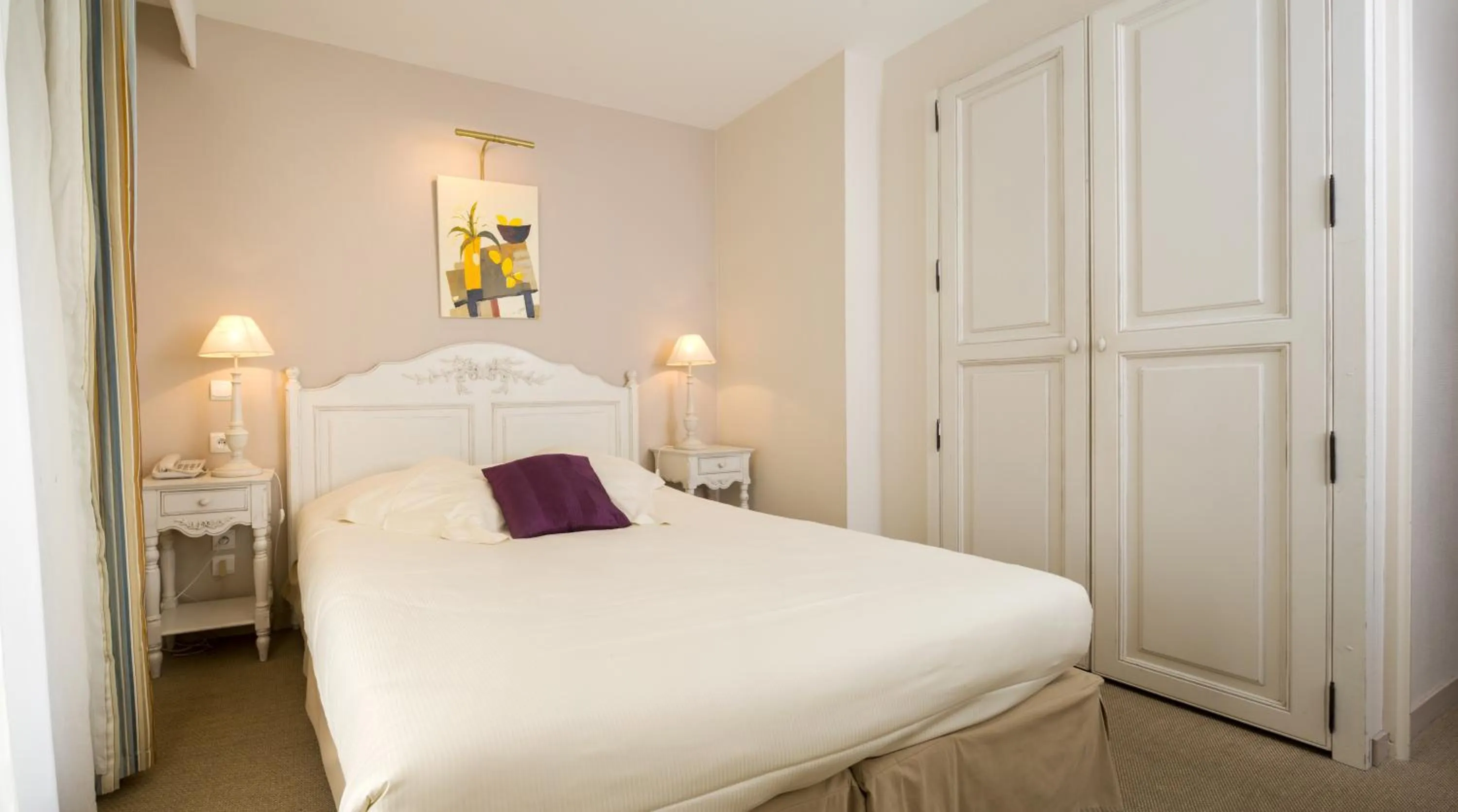 Photo of the whole room, Bed in Tulip Inn Honfleur Residence &amp; Spa