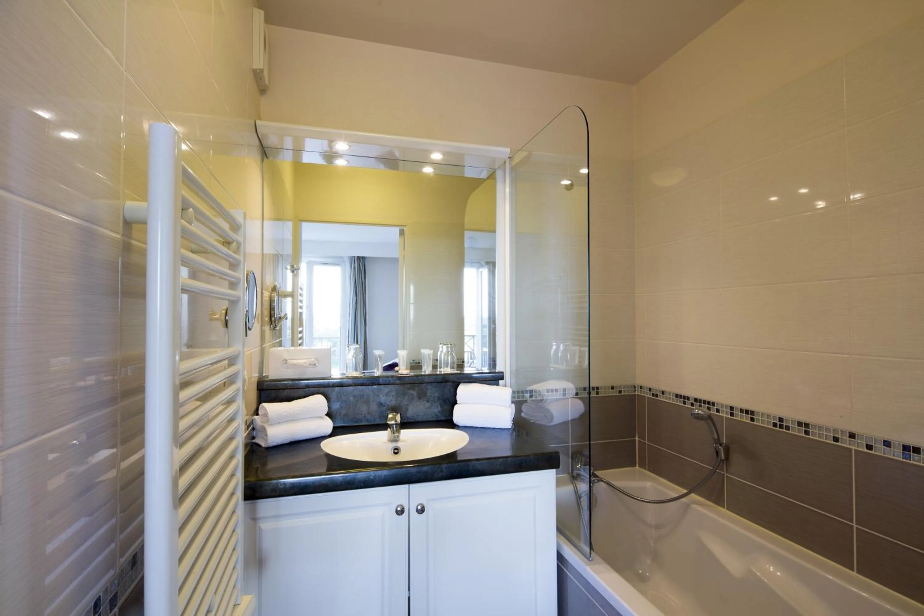 Bathroom in Tulip Inn Honfleur Residence &amp; Spa