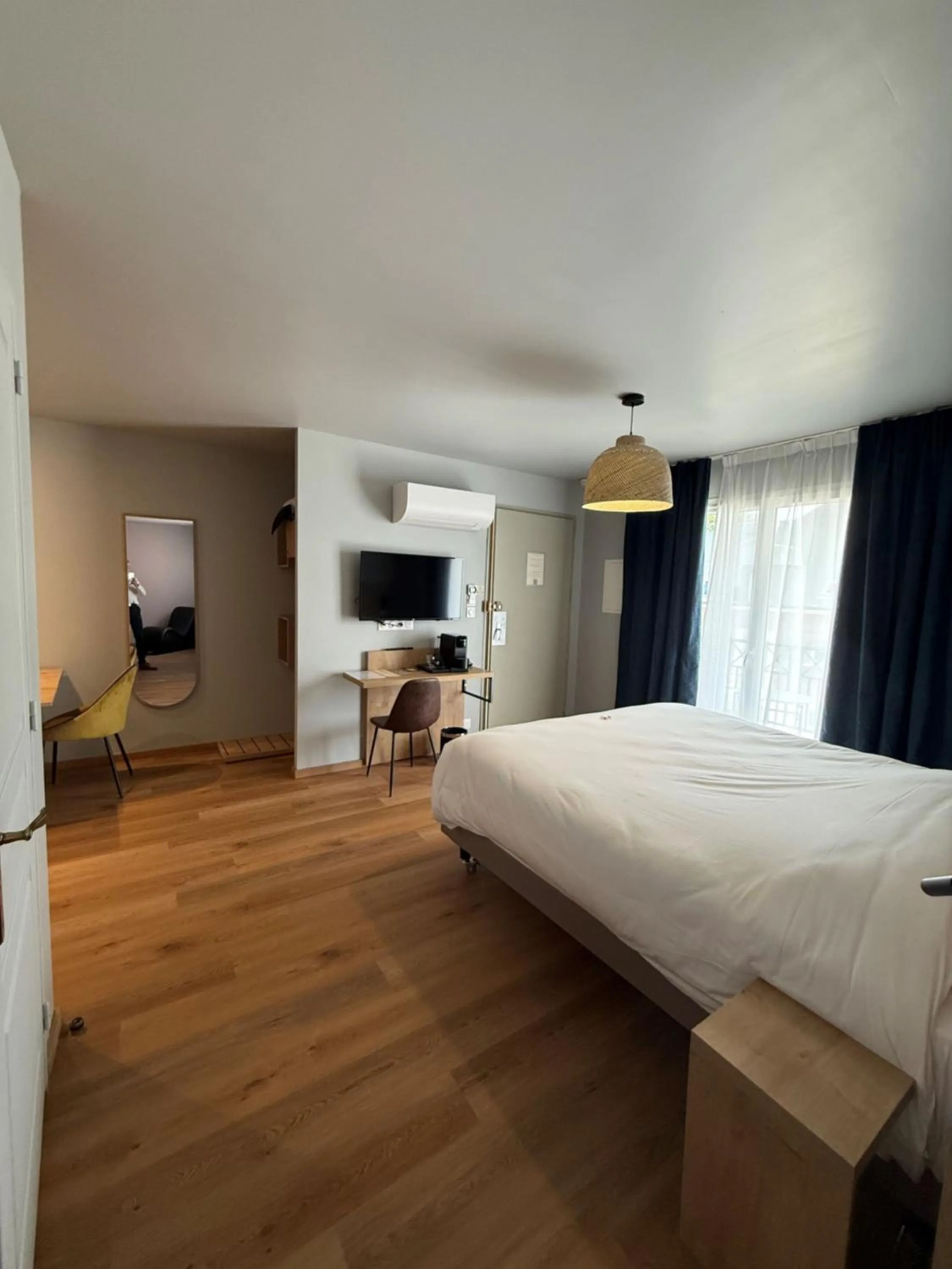 Photo of the whole room, Bed in Tulip Inn Honfleur Residence &amp; Spa