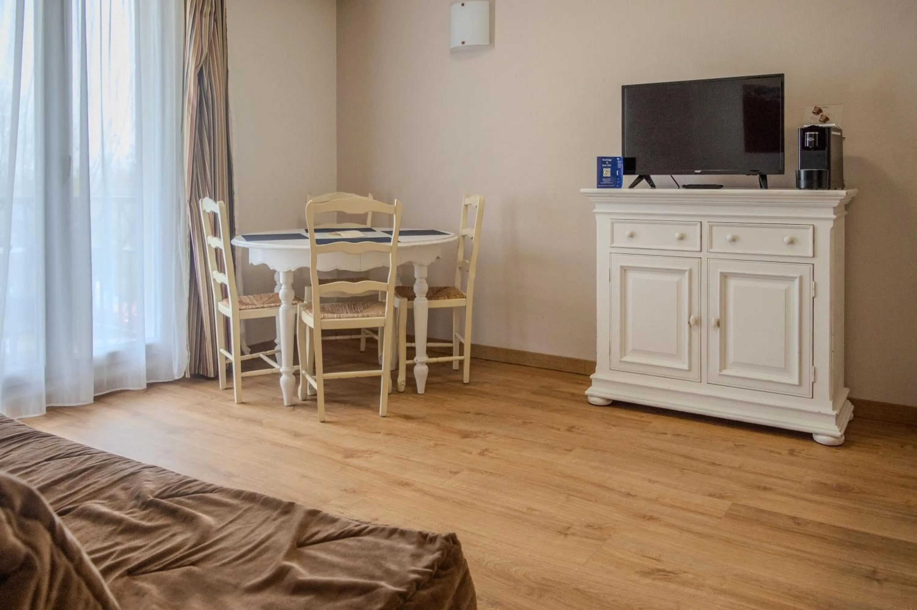 TV and multimedia in Tulip Inn Honfleur Residence &amp; Spa