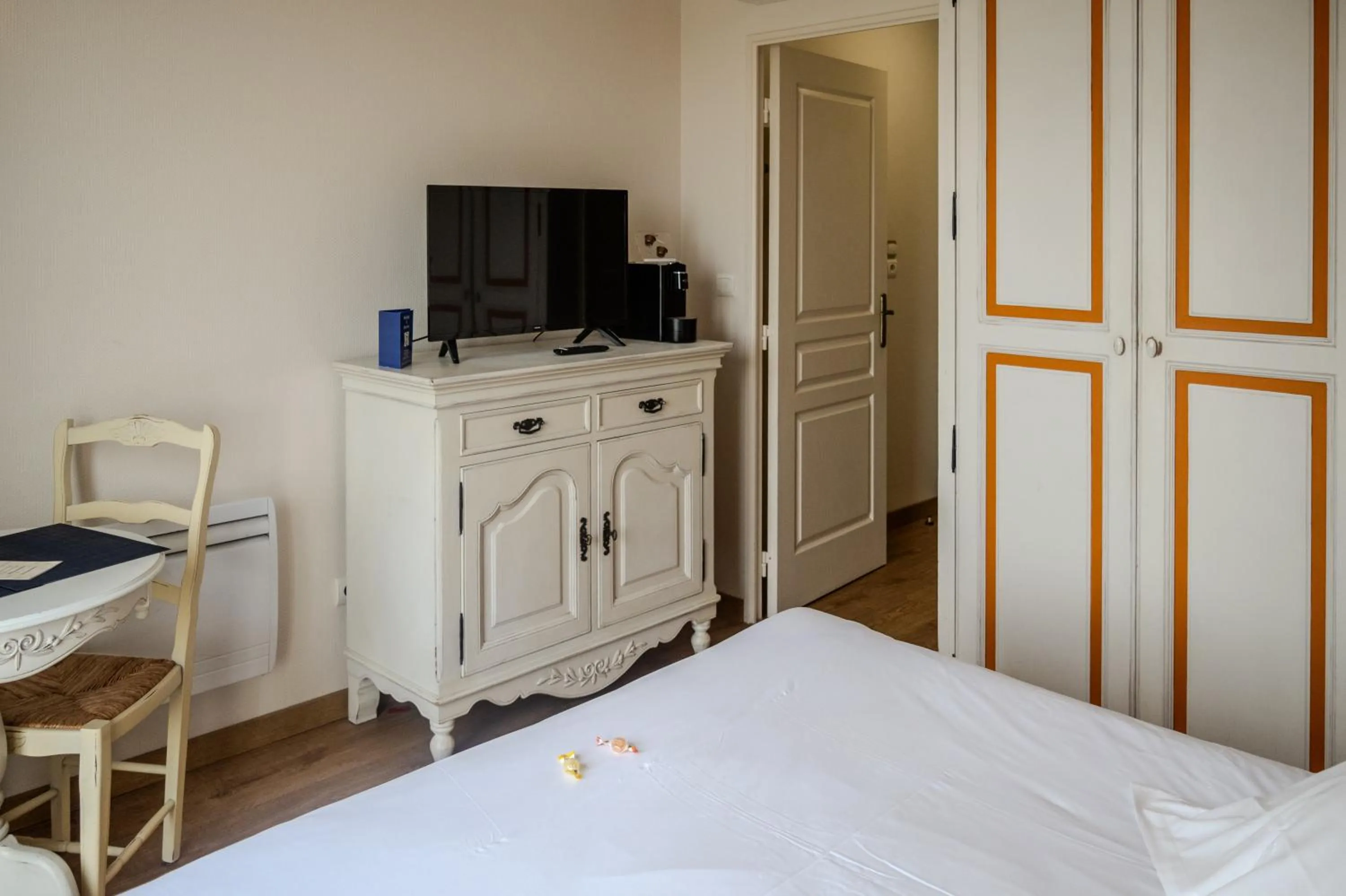 Photo of the whole room, Bed in Tulip Inn Honfleur Residence &amp; Spa