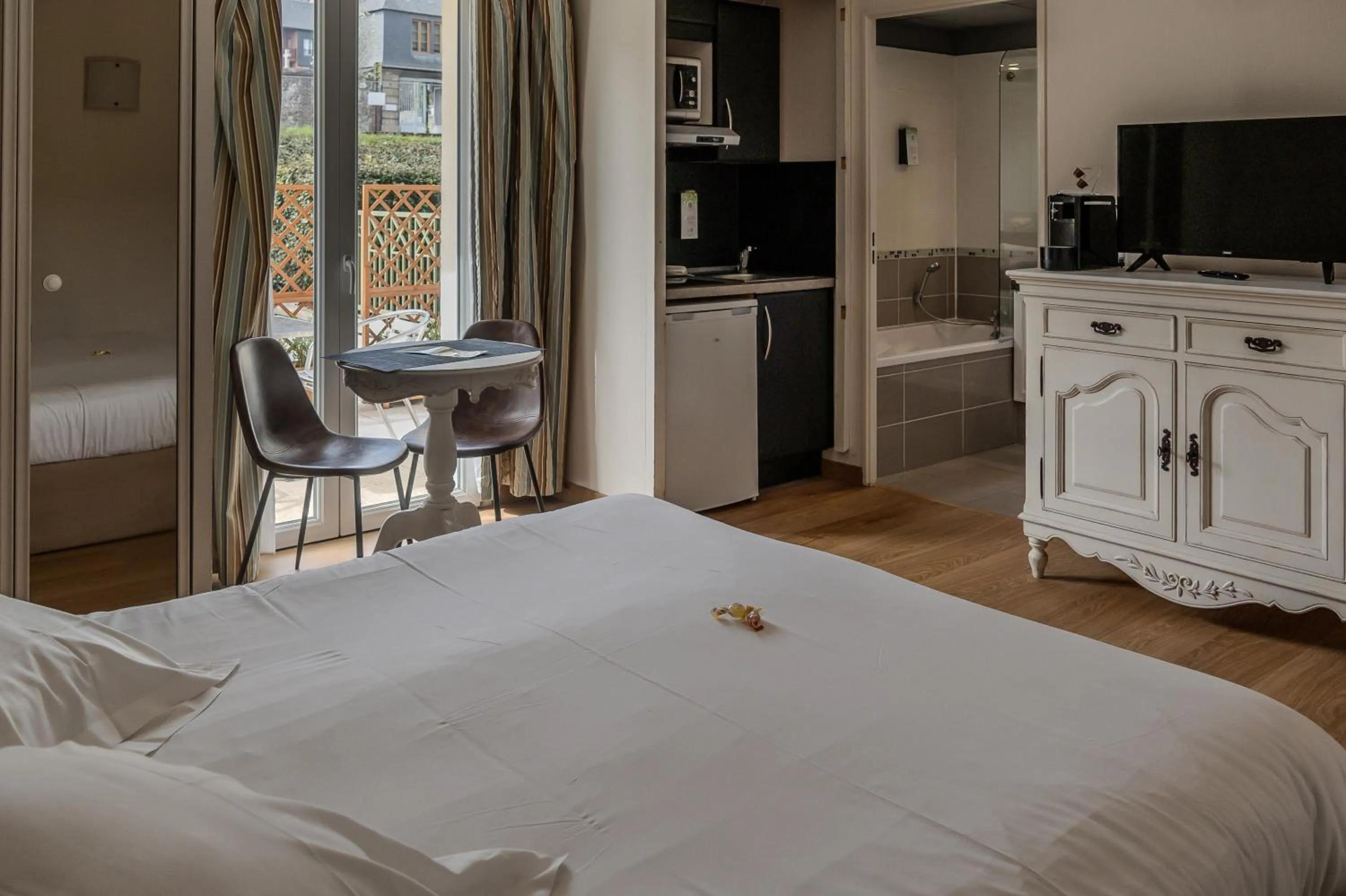 Kitchen or kitchenette, Bed in Tulip Inn Honfleur Residence &amp; Spa