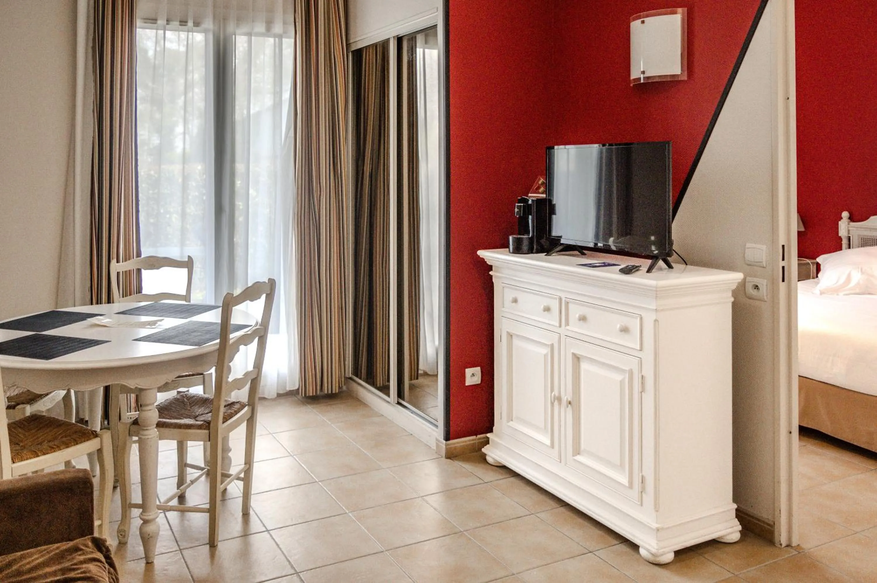 Living room, Bed in Tulip Inn Honfleur Residence &amp; Spa