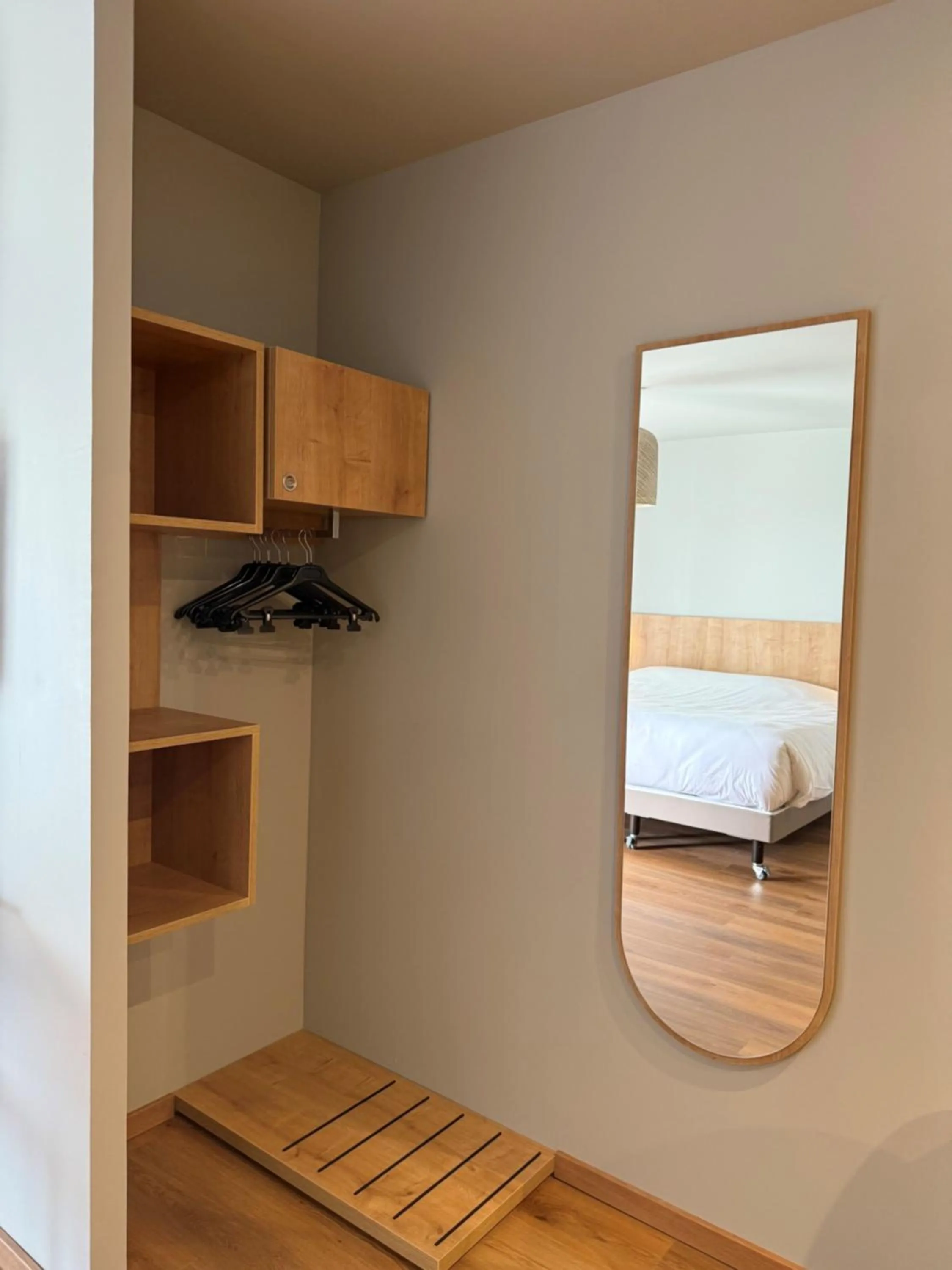 wardrobe in Tulip Inn Honfleur Residence &amp; Spa