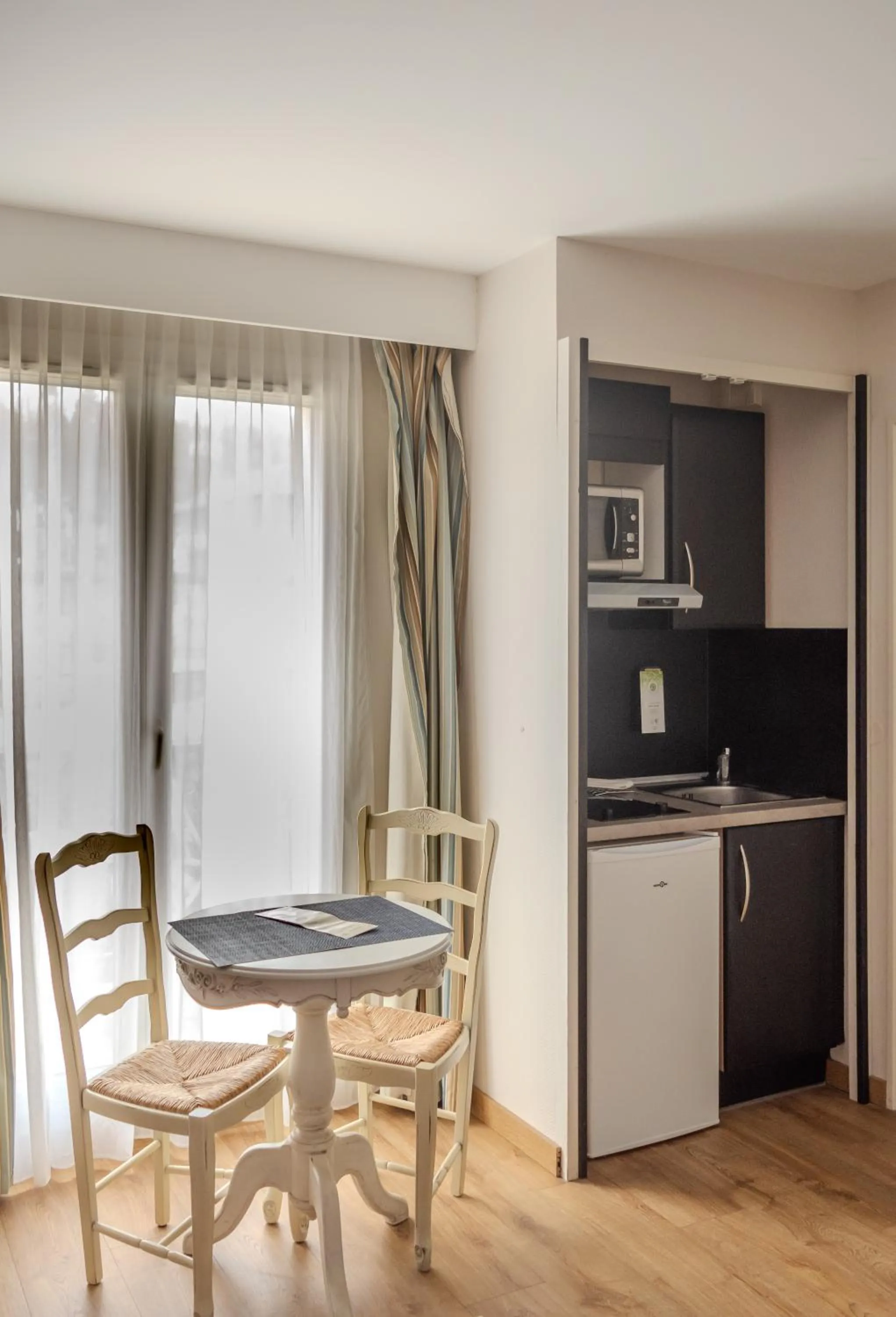 Kitchen or kitchenette in Tulip Inn Honfleur Residence &amp; Spa