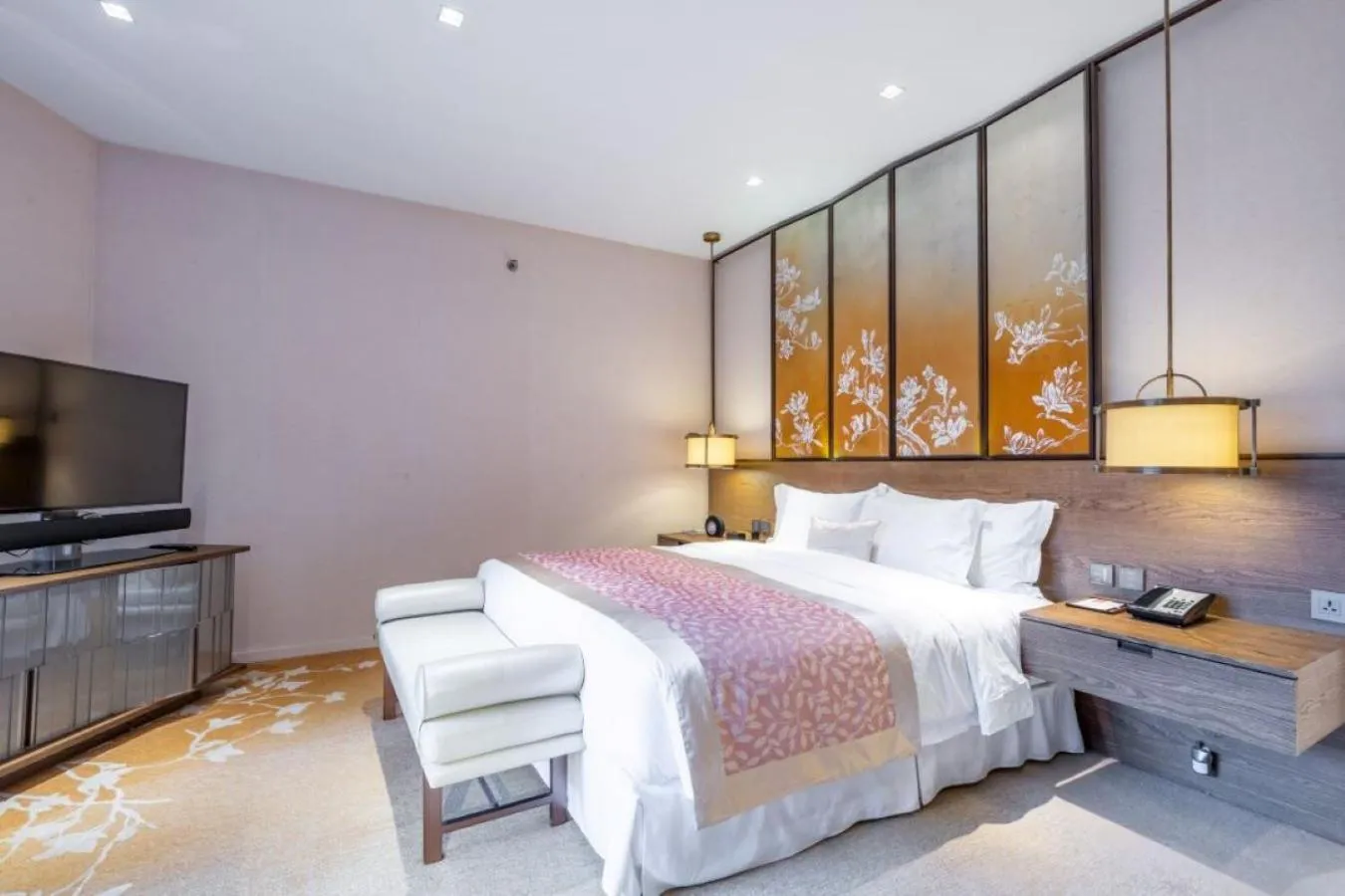 Property building, Bed in HUALUXE Shanghai Twelve At Hengshan