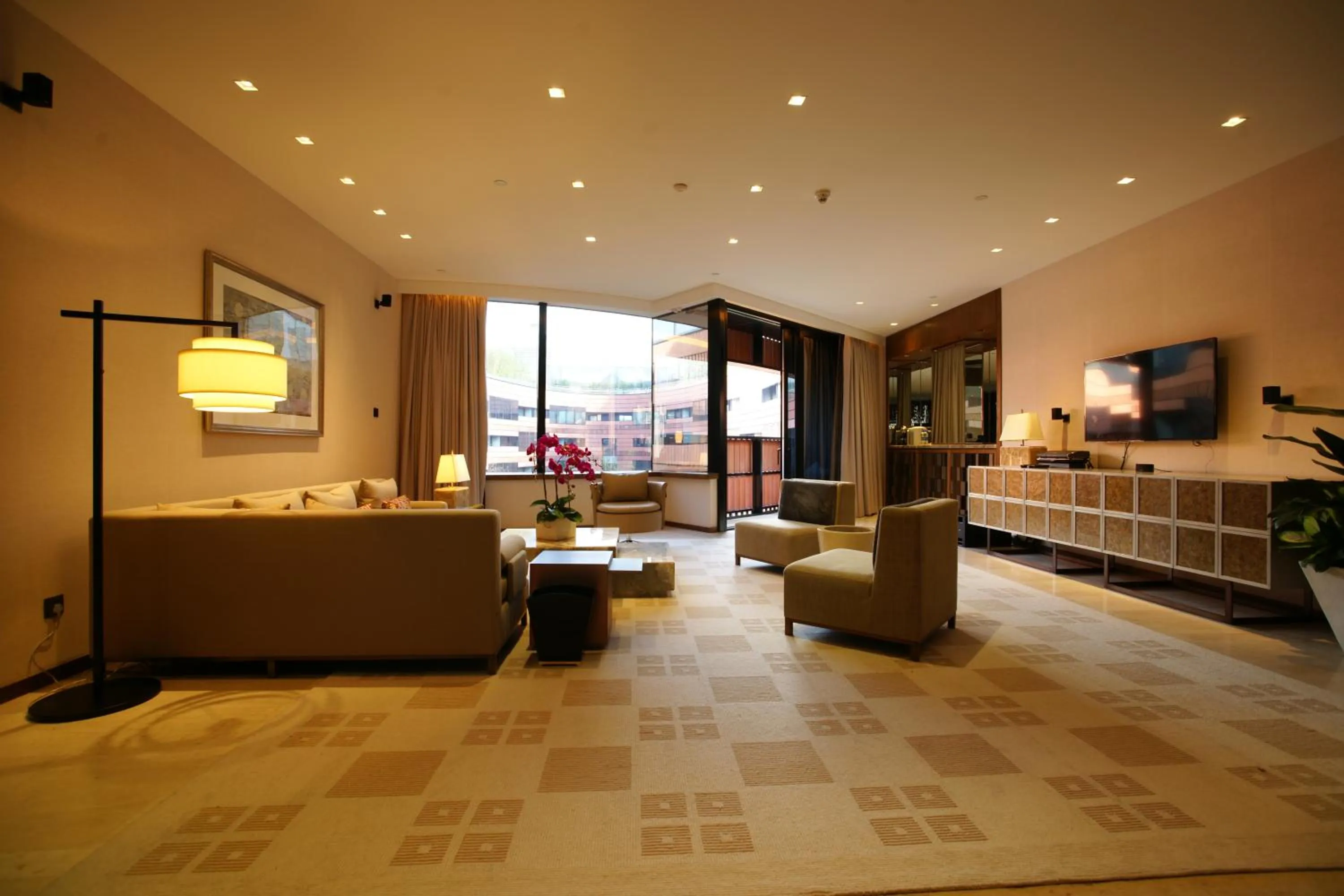 Living room in HUALUXE Shanghai Twelve At Hengshan