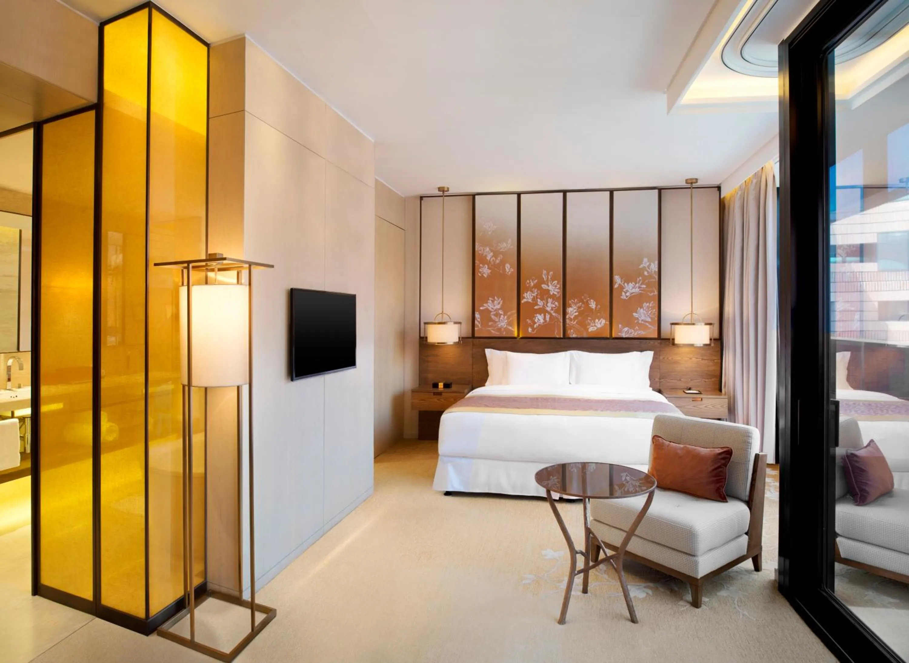 Photo of the whole room, Bed in HUALUXE Shanghai Twelve At Hengshan