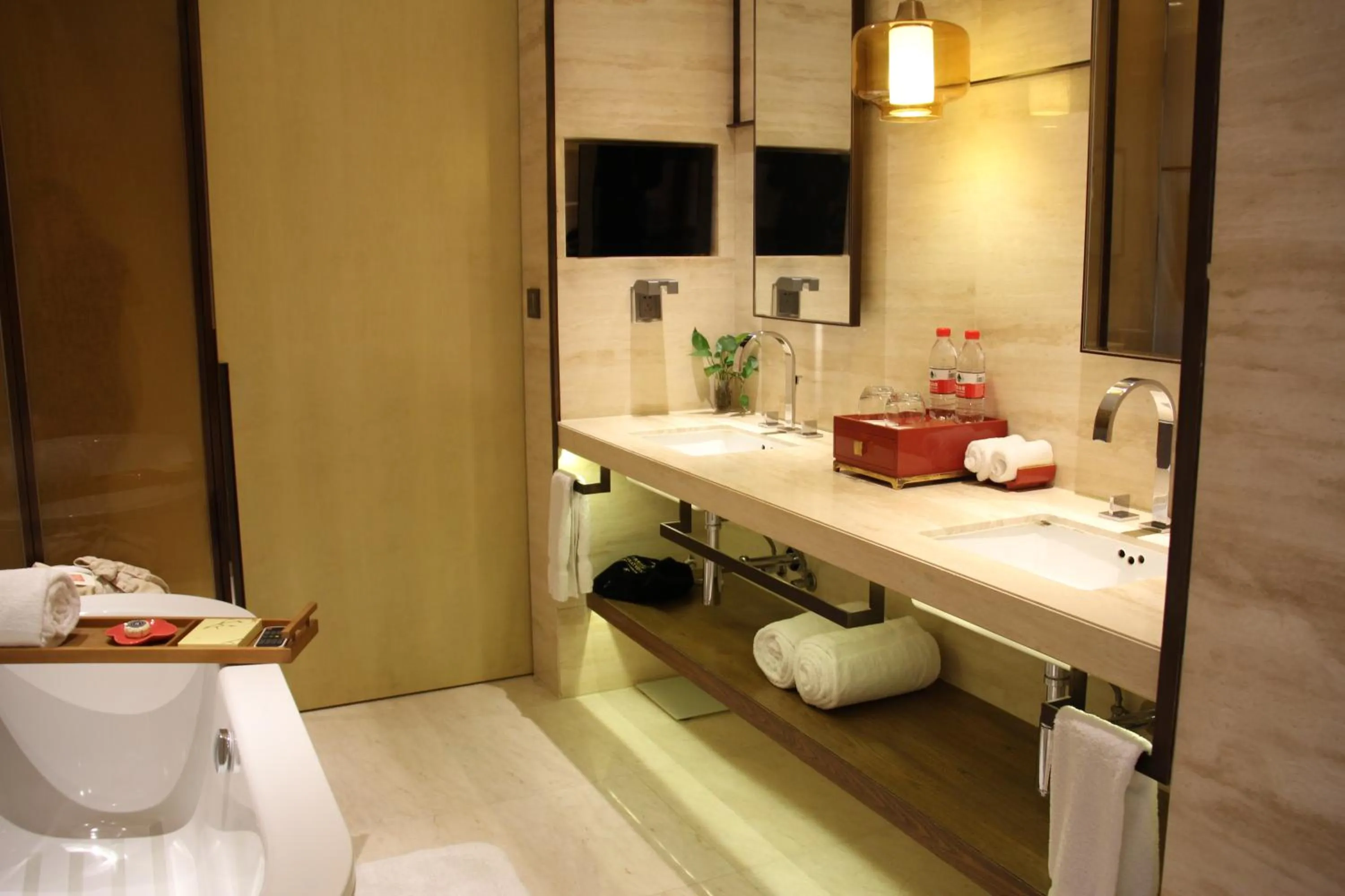 Toilet in HUALUXE Shanghai Twelve At Hengshan