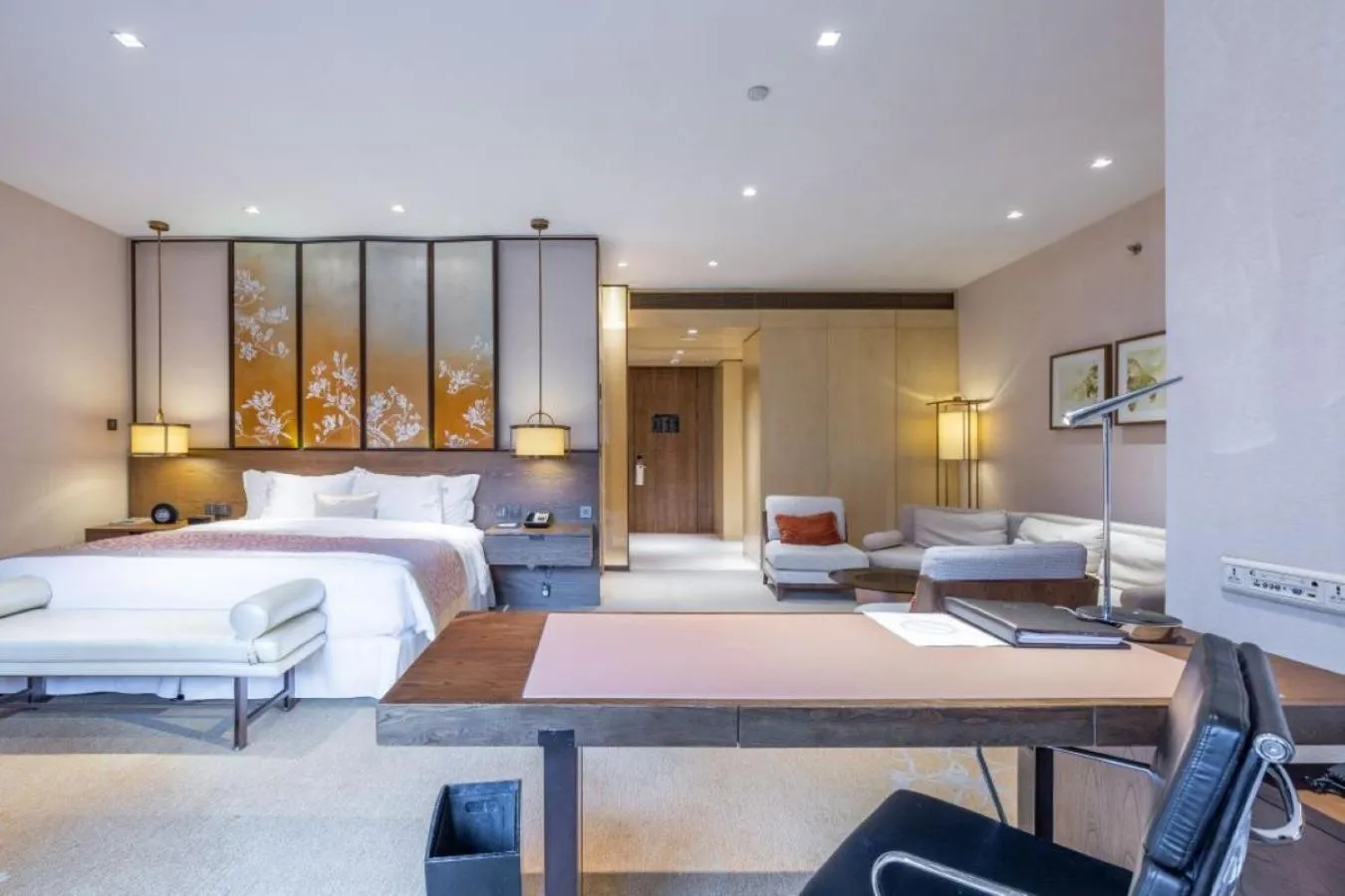 Property building, Bed in HUALUXE Shanghai Twelve At Hengshan