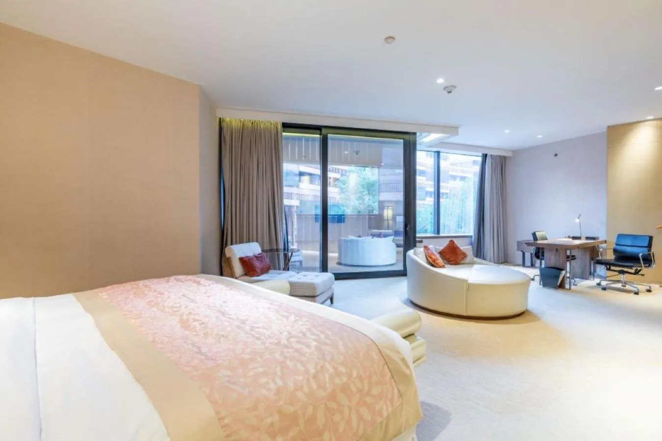 Property building, Bed in HUALUXE Shanghai Twelve At Hengshan