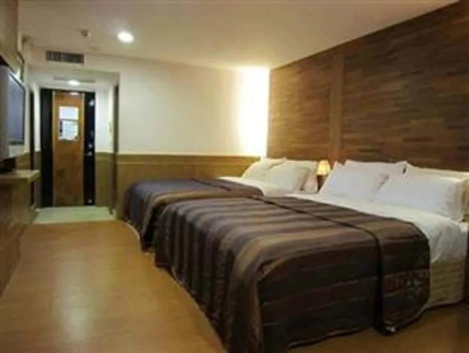 Photo of the whole room, Bed in Gau Shan Ching Hotel