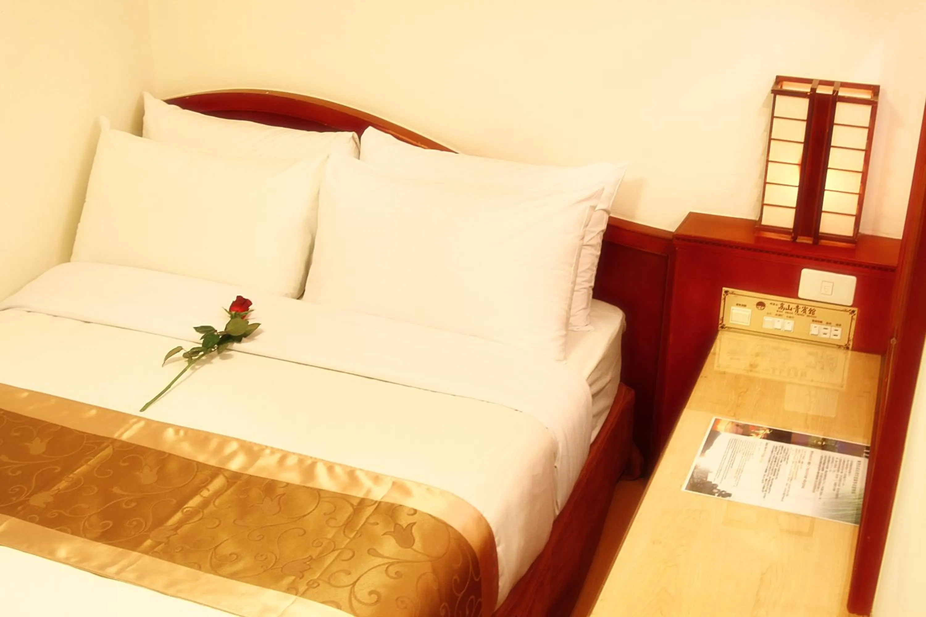 Bed in Gau Shan Ching Hotel