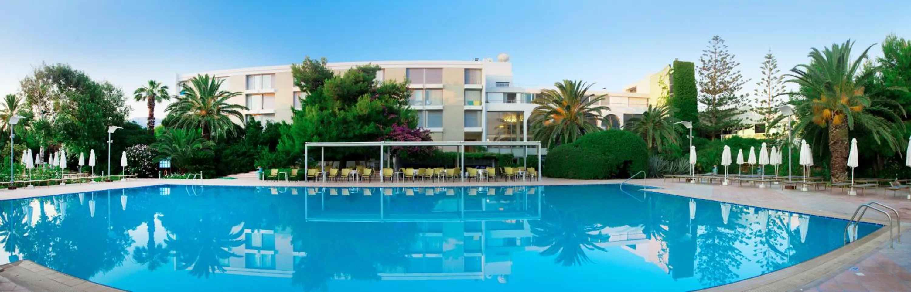 Swimming pool in Caravia Beach Hotel