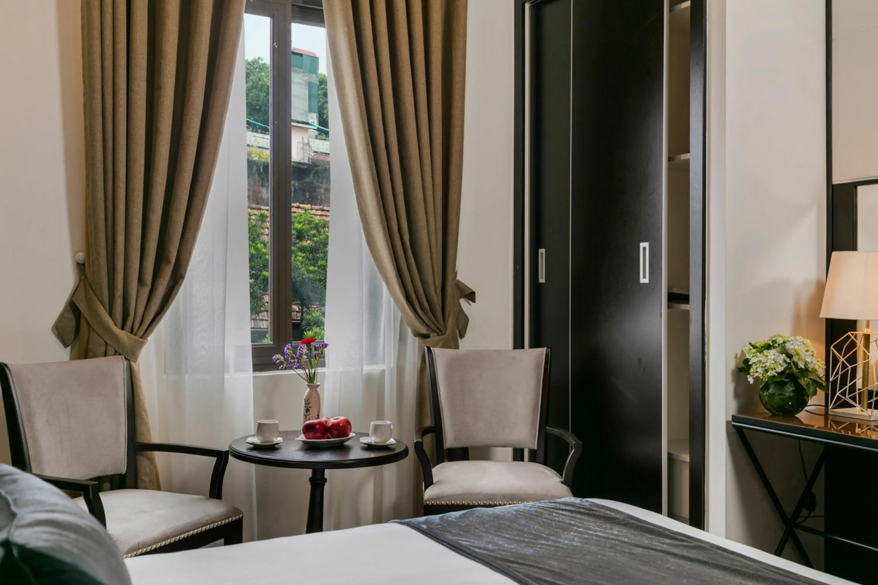 Property building, Bed in La Santé Hotel & Spa