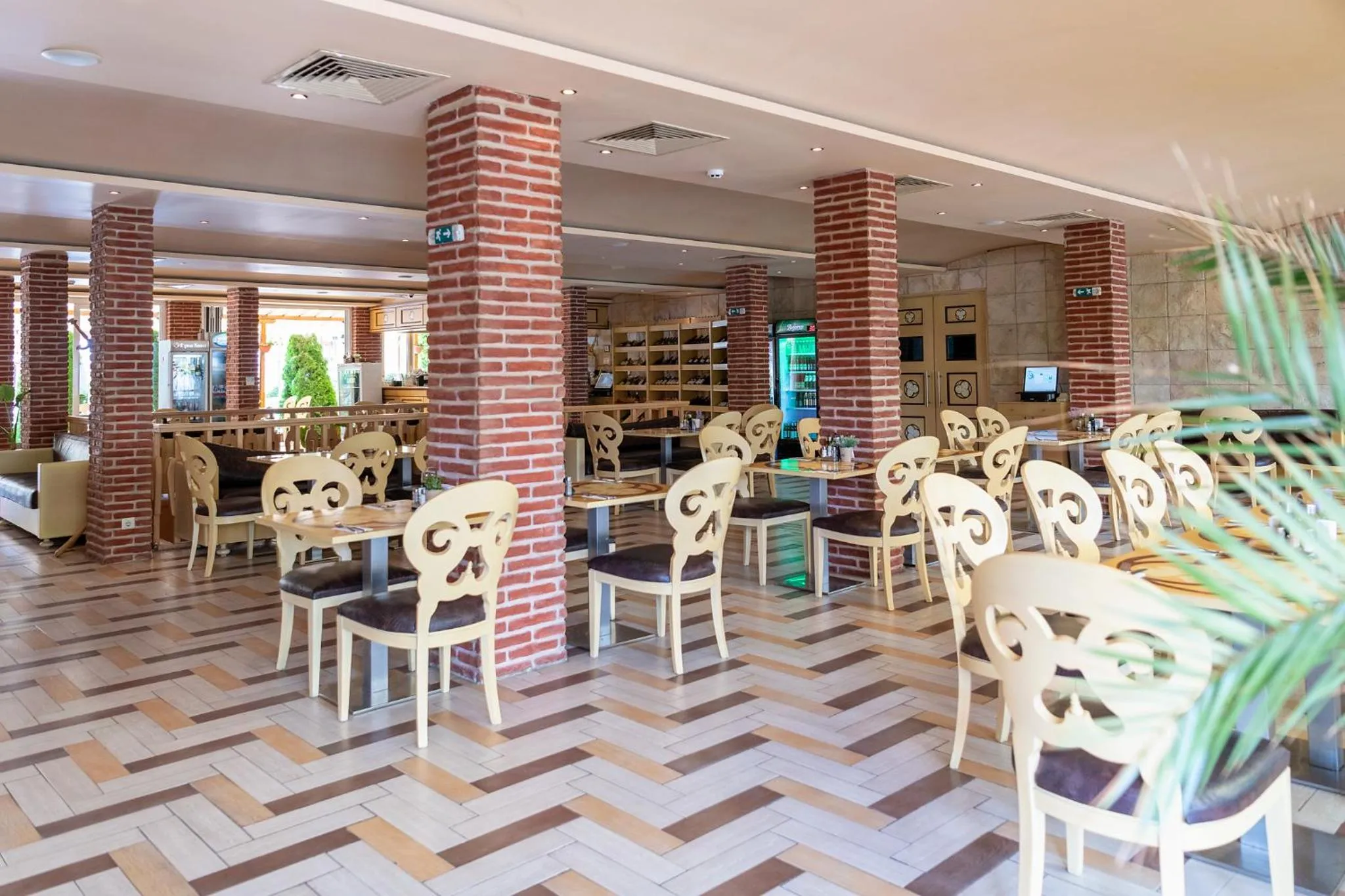 Restaurant/places to eat in Garden of Eden Complex