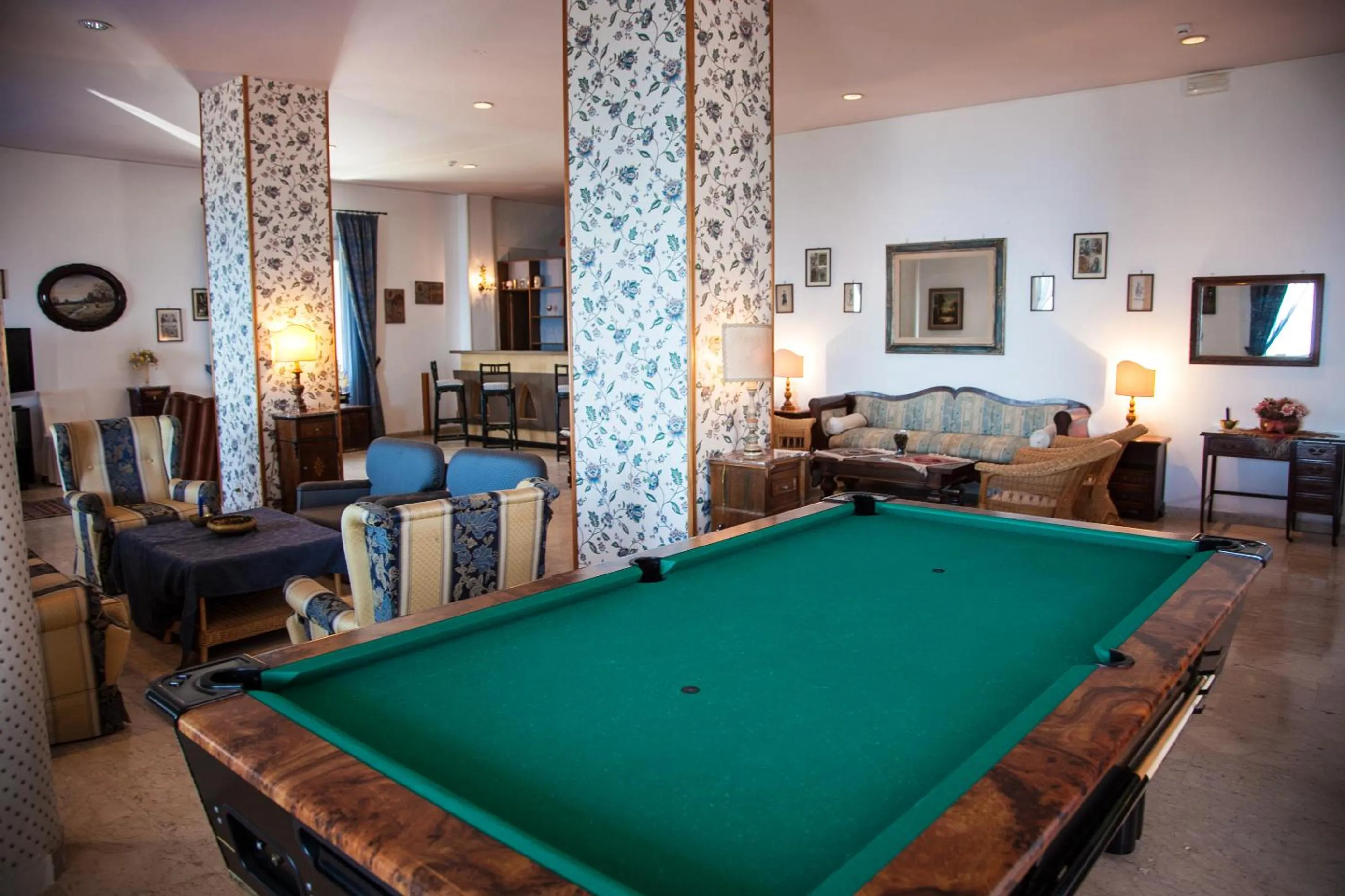 Communal lounge/ TV room in Park Hotel Silemi