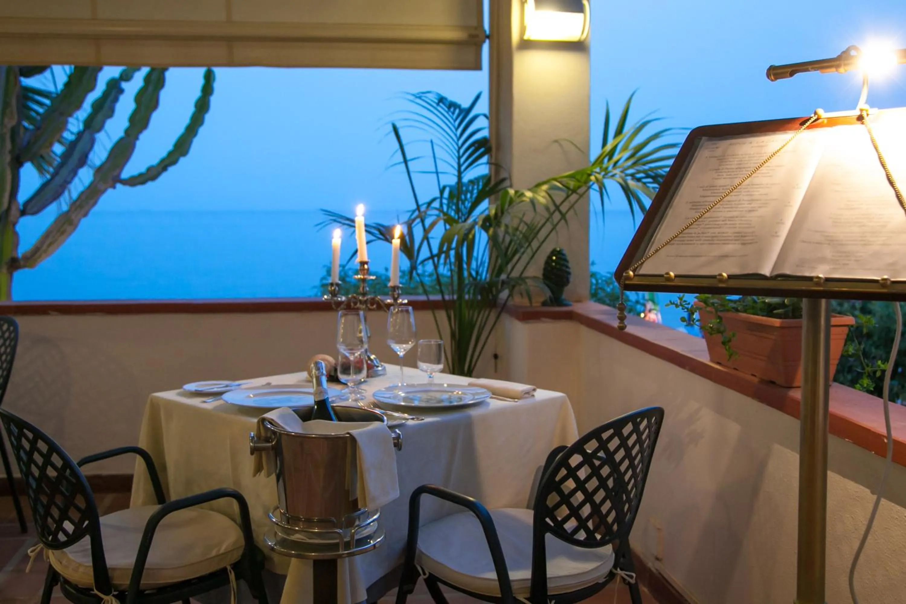 Restaurant/places to eat in Park Hotel Silemi