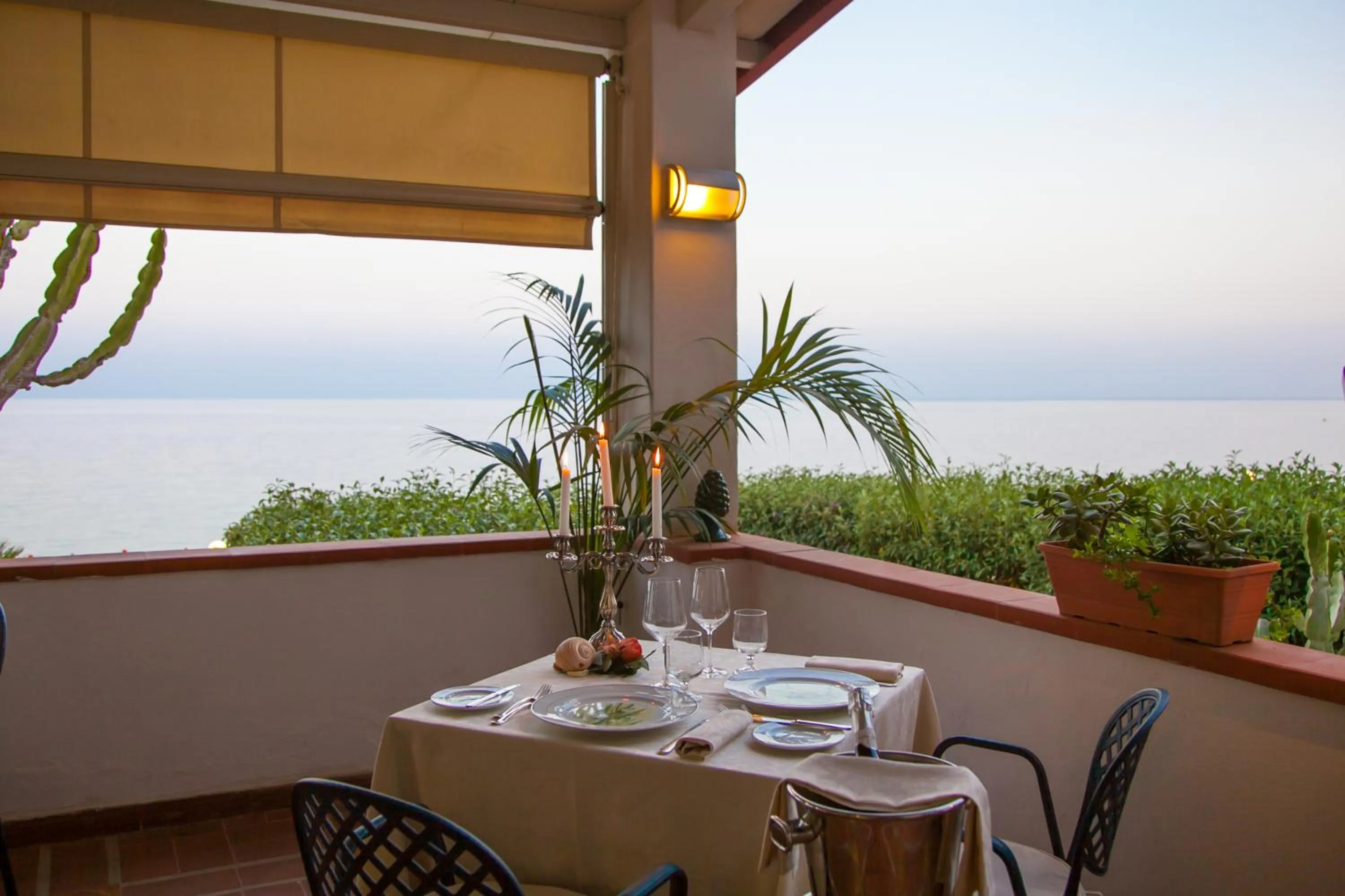 Restaurant/places to eat in Park Hotel Silemi