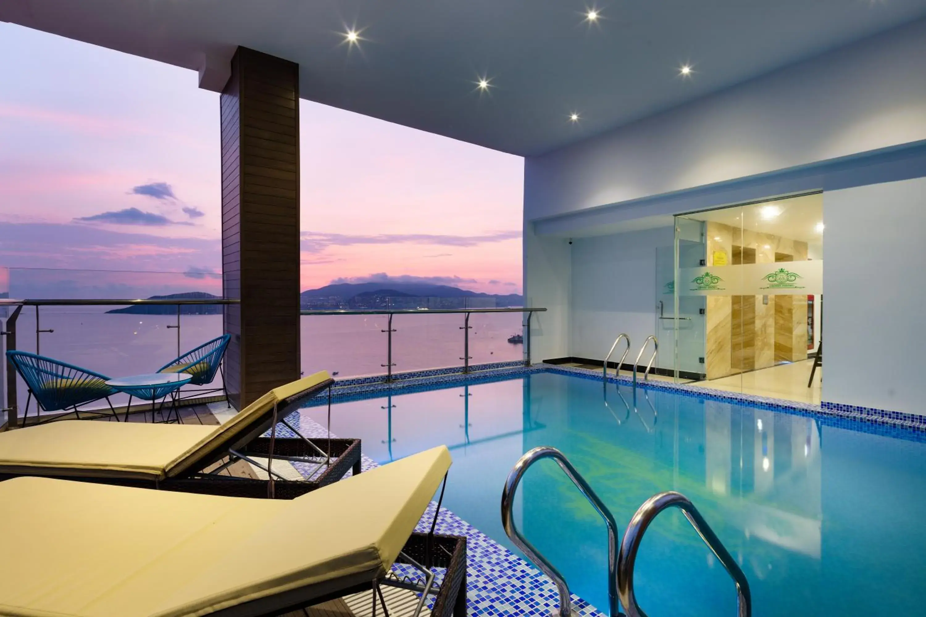 Swimming pool in Crown Hotel Nha Trang Swimming pool in Crown Hotel Nha Trang