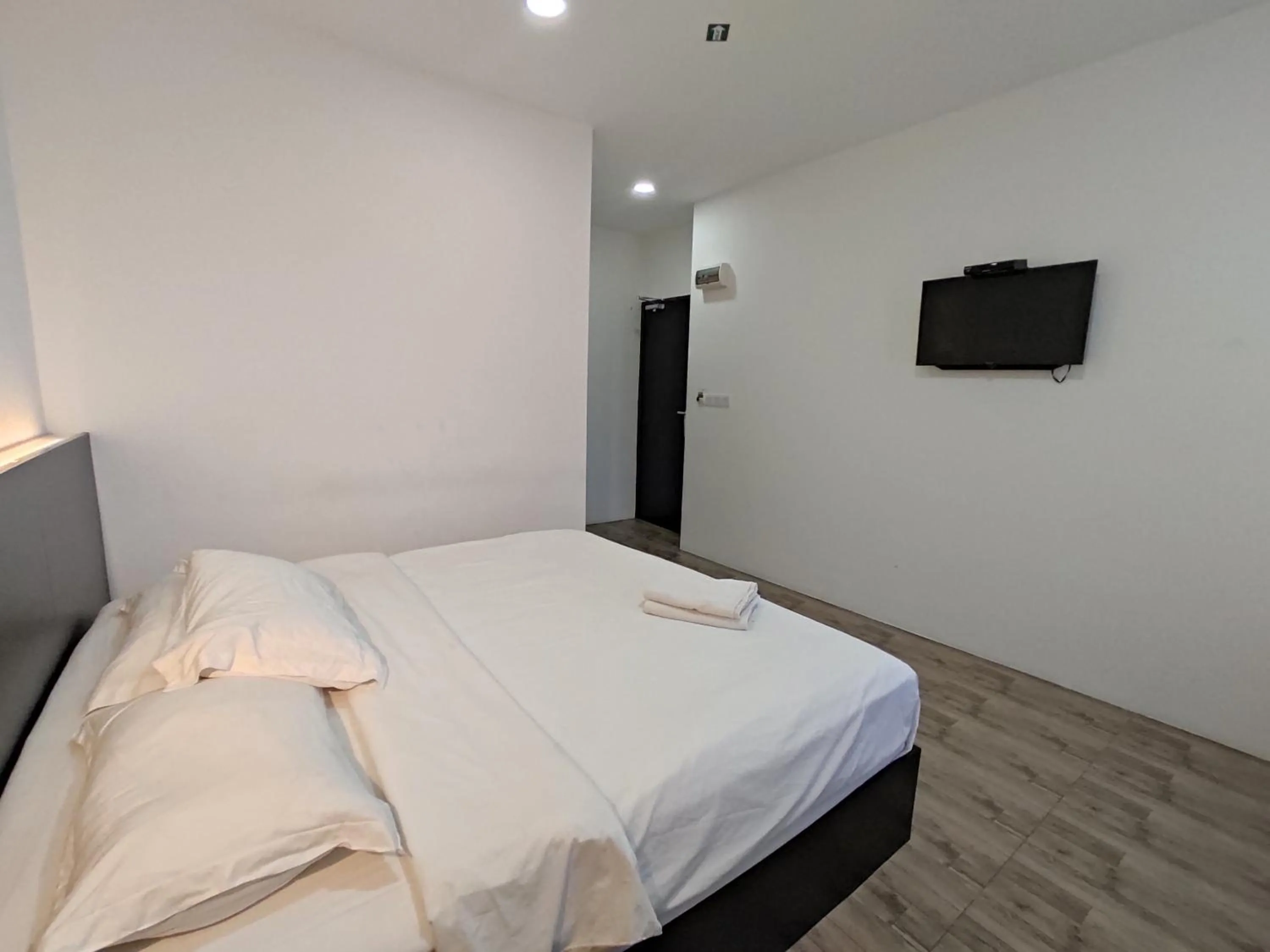 Photo of the whole room, Bed in Tambun Warm Hotel