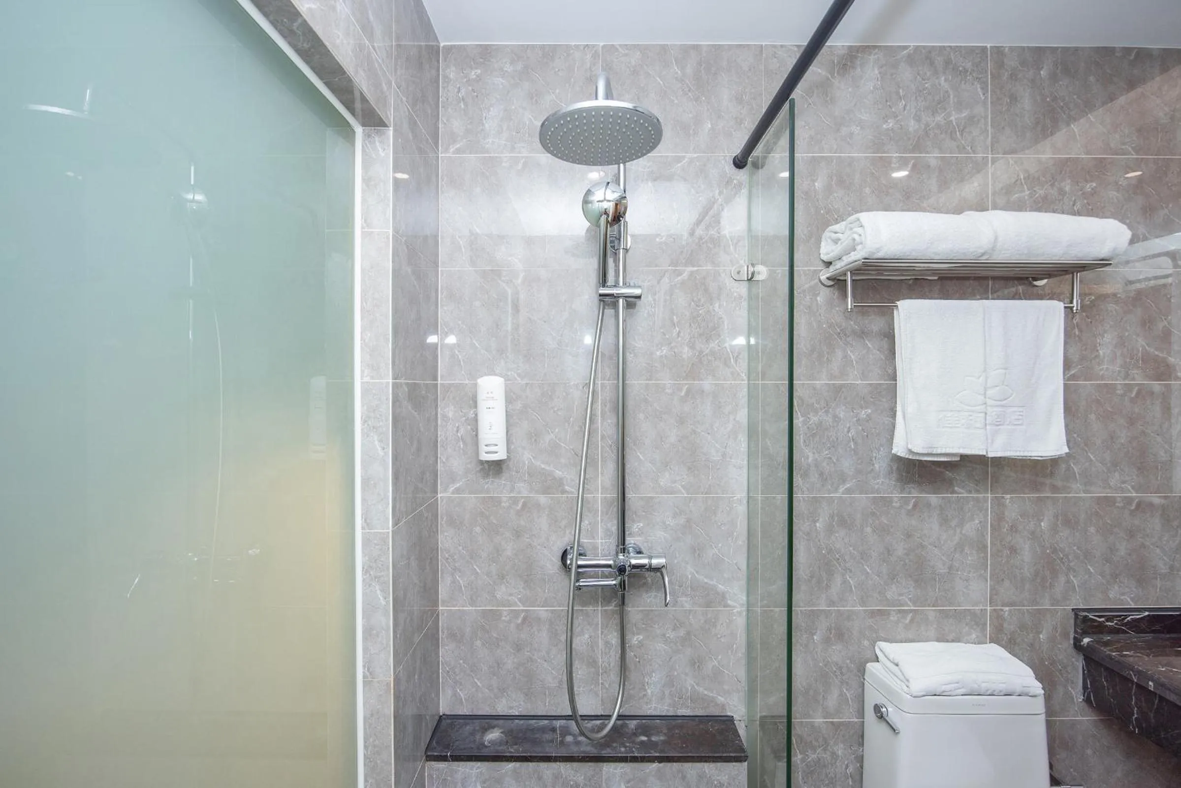 Shower in Future Shangju Hotel
