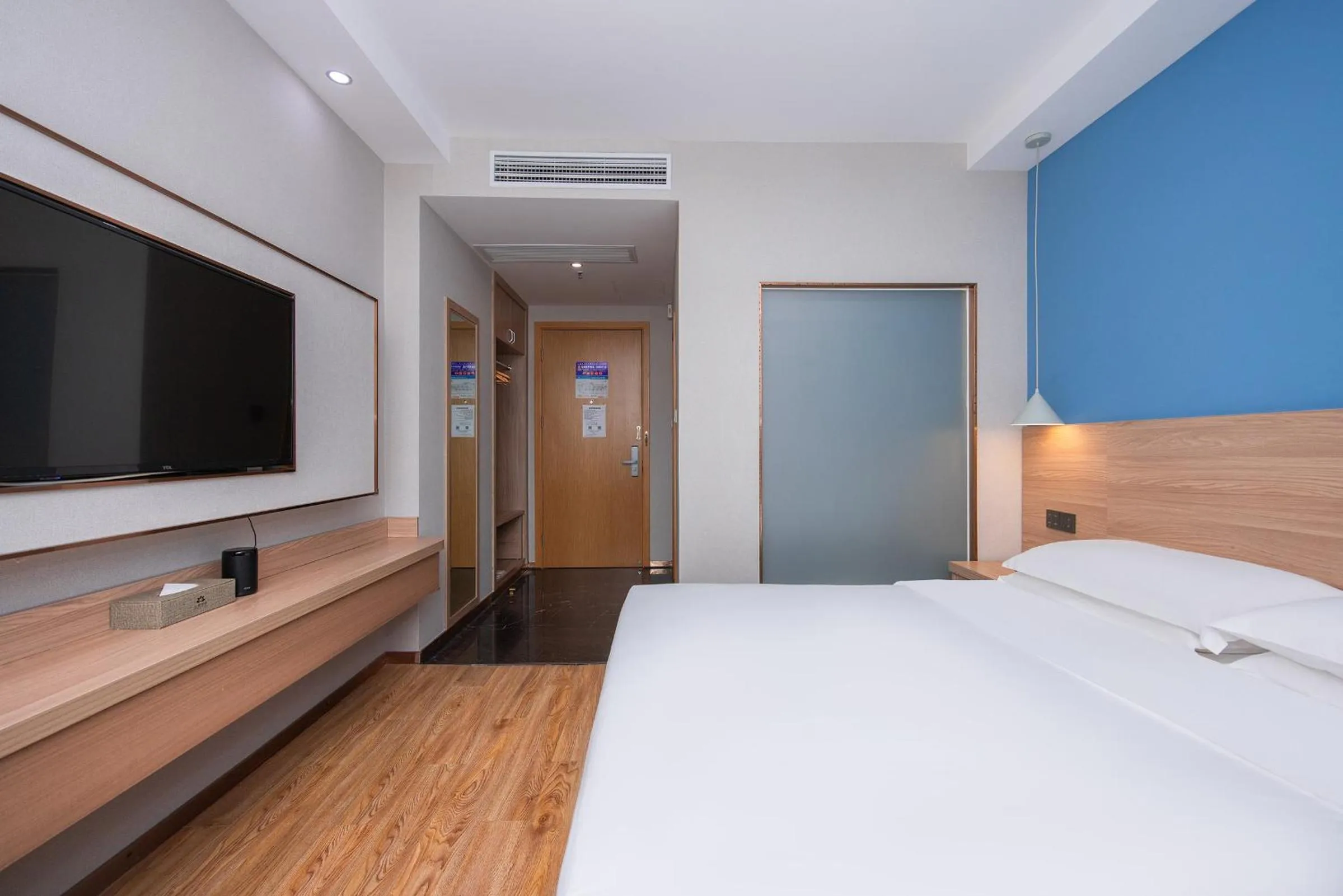 Bed in Future Shangju Hotel