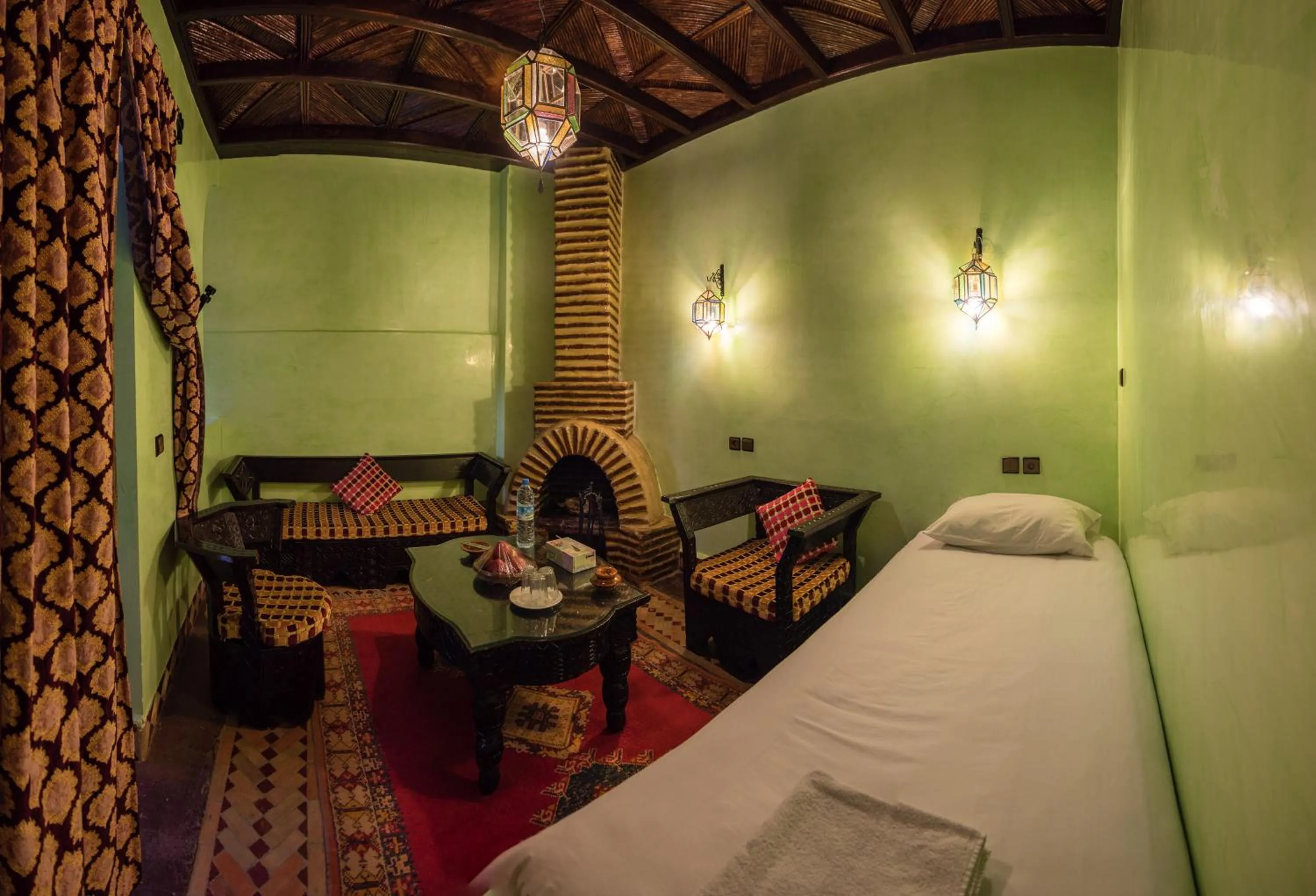 Living room, Bed in Riad Omar