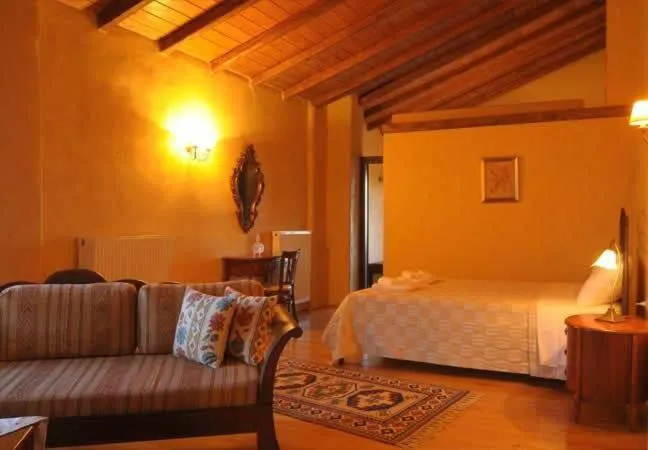 Photo of the whole room, Bed in To Patriko