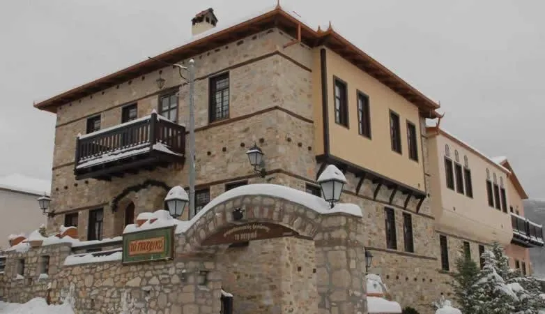 Facade/entrance in To Patriko