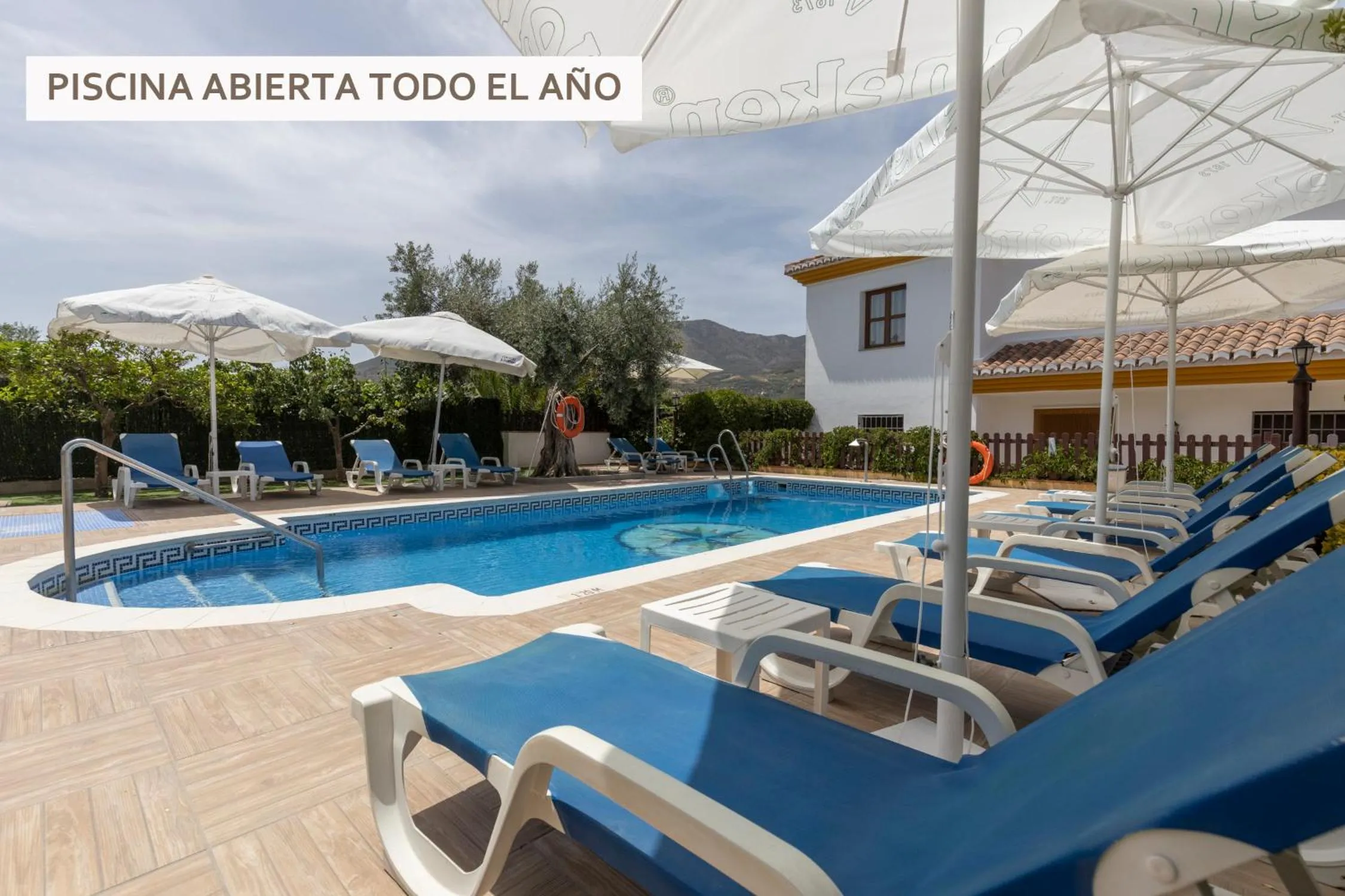 Swimming pool in Hostal y Apartamento Rural Los Naranjos
