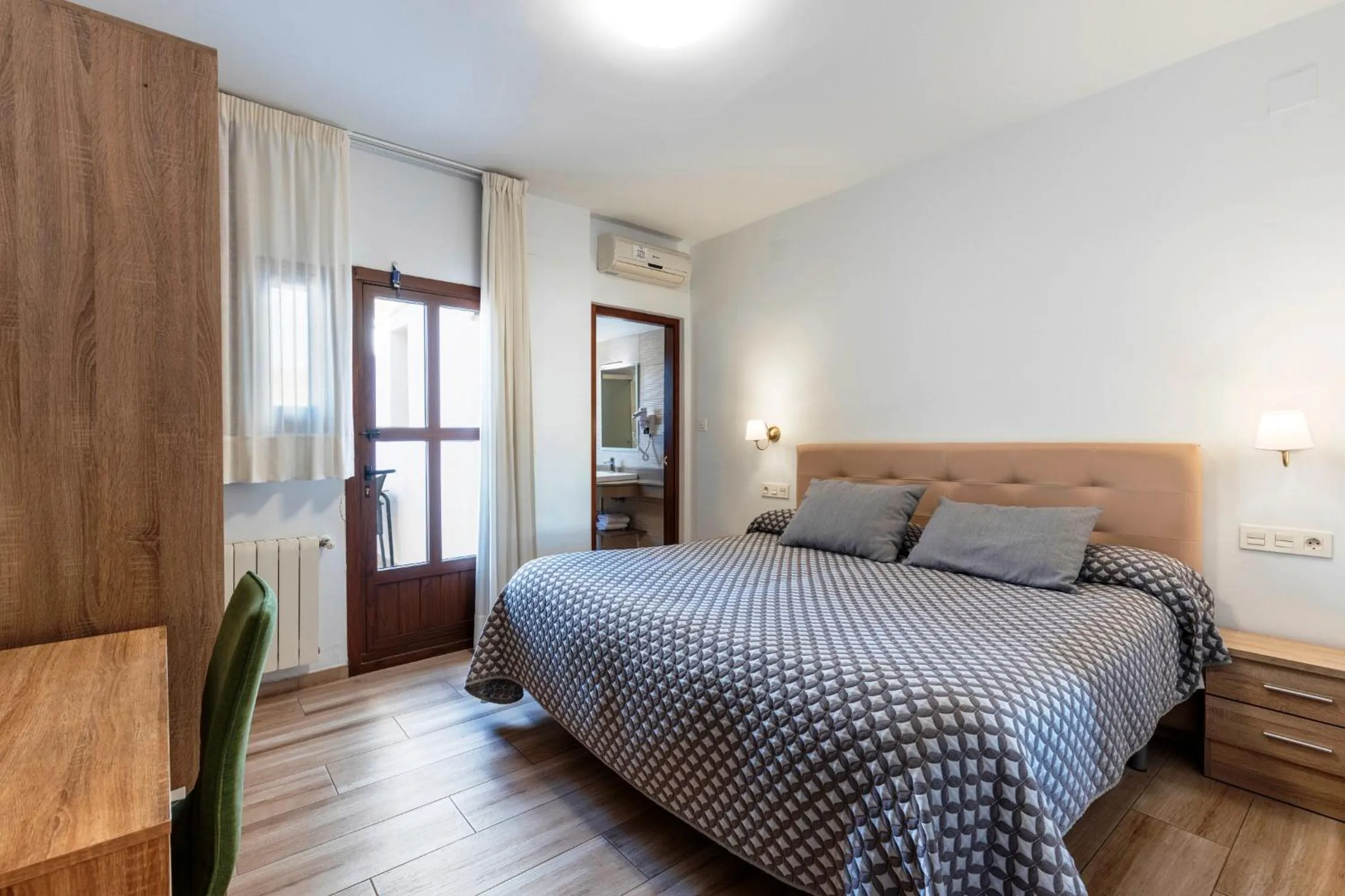 Bedroom, Bed in Hostal y Apartamento Rural Los Naranjos