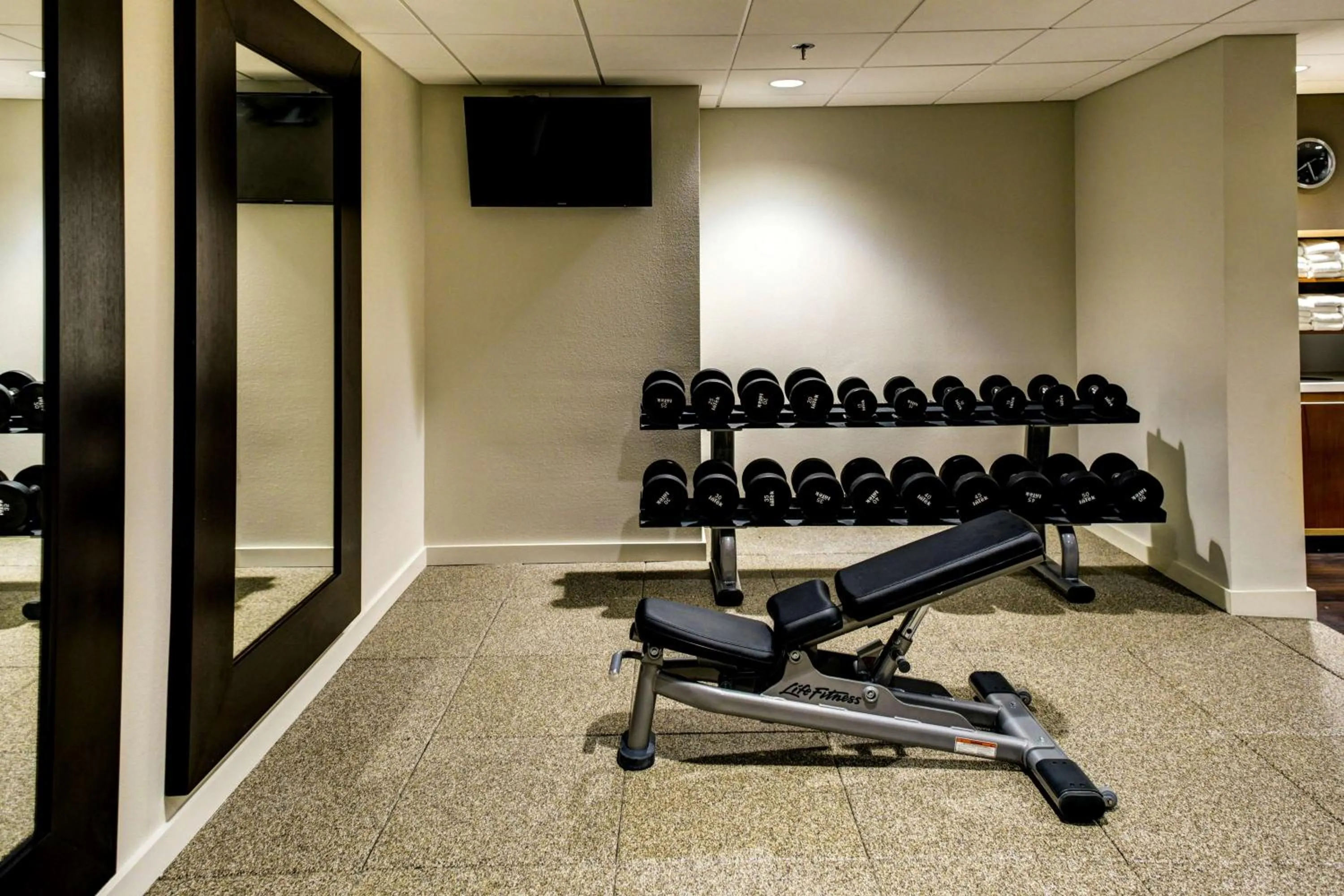 Fitness centre/facilities in Embassy Suites Williamsburg