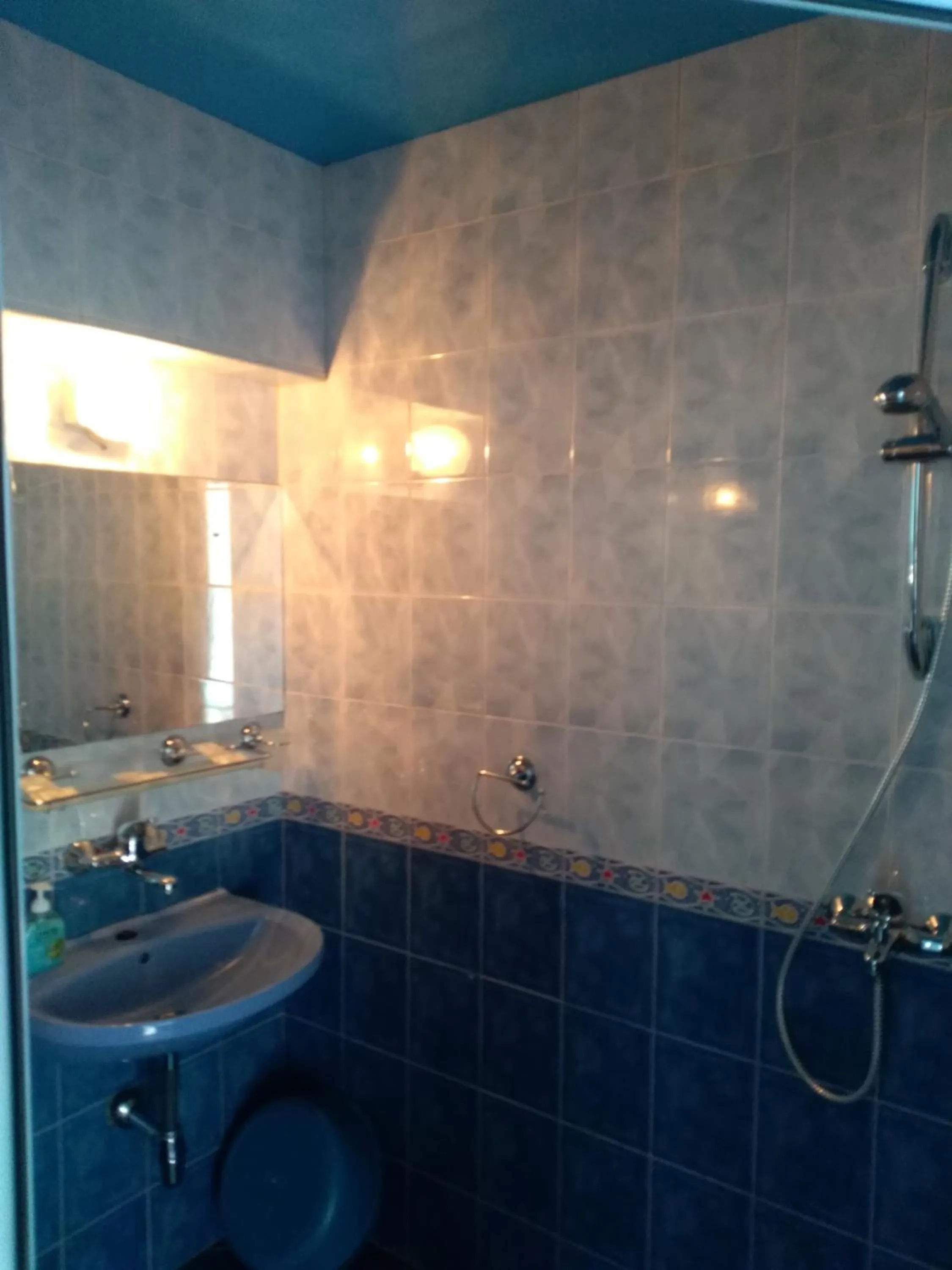 Shower in The Colourful Mansion Hotel