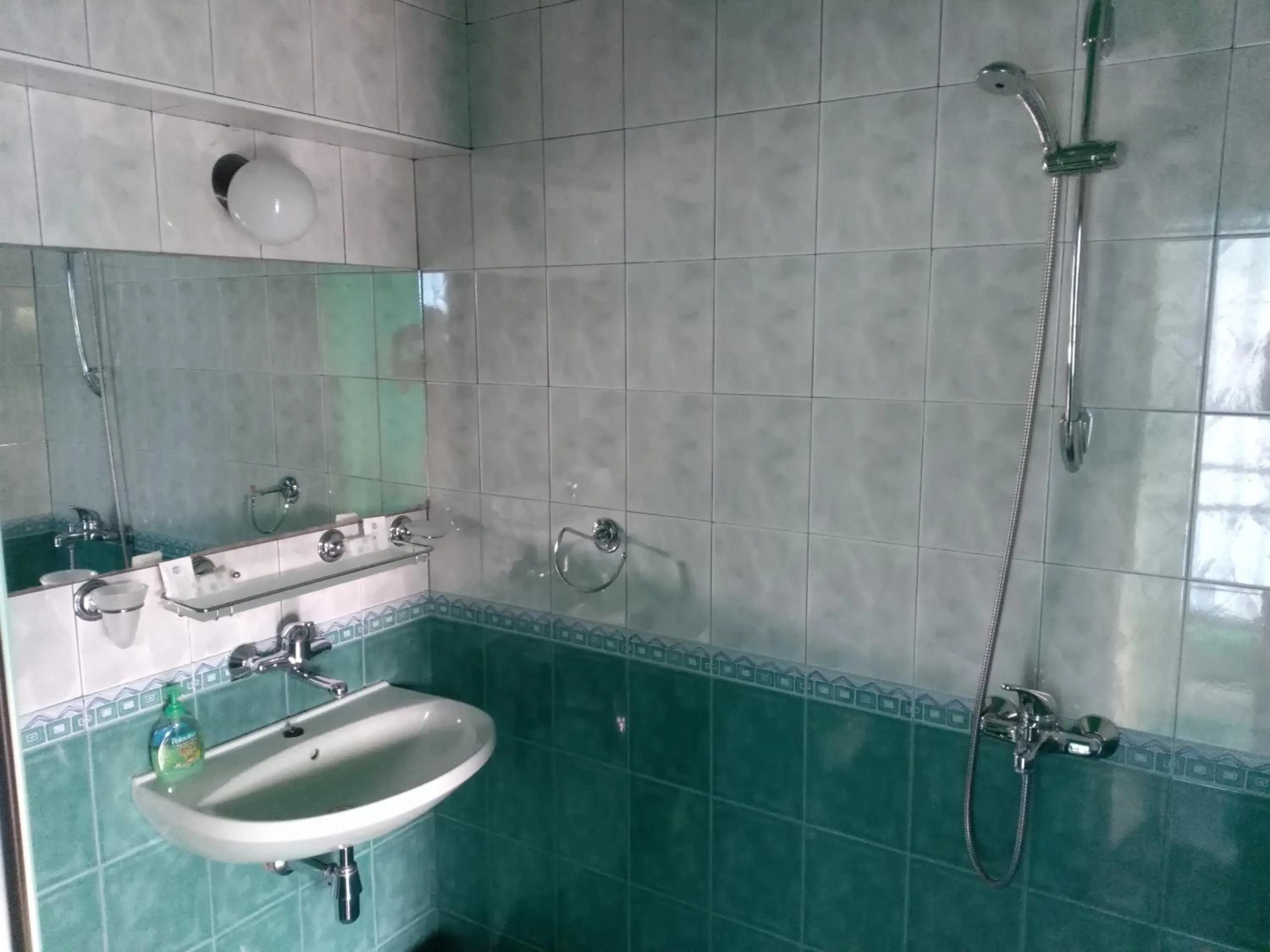 Shower in The Colourful Mansion Hotel