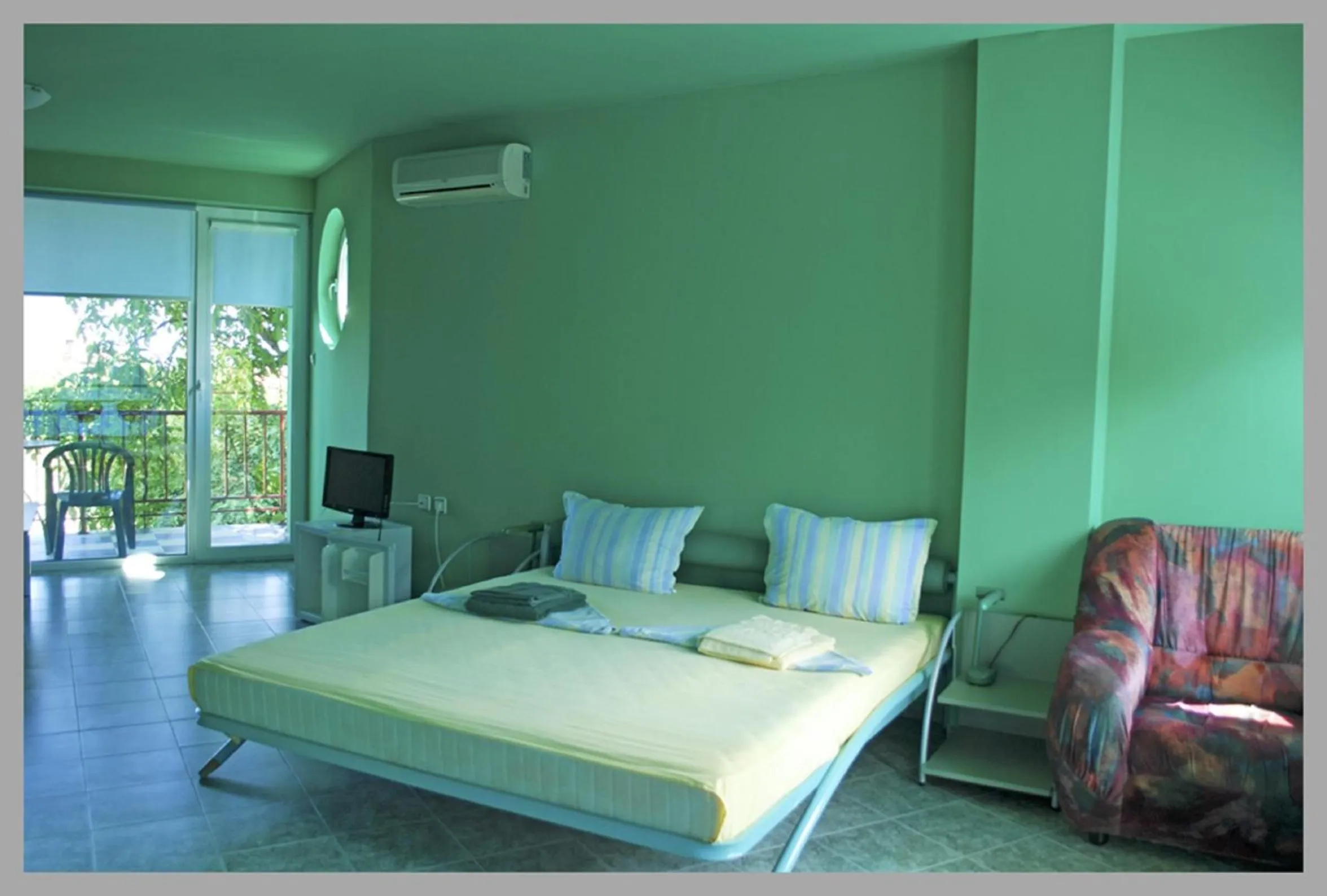 Photo of the whole room, Bed in The Colourful Mansion Hotel