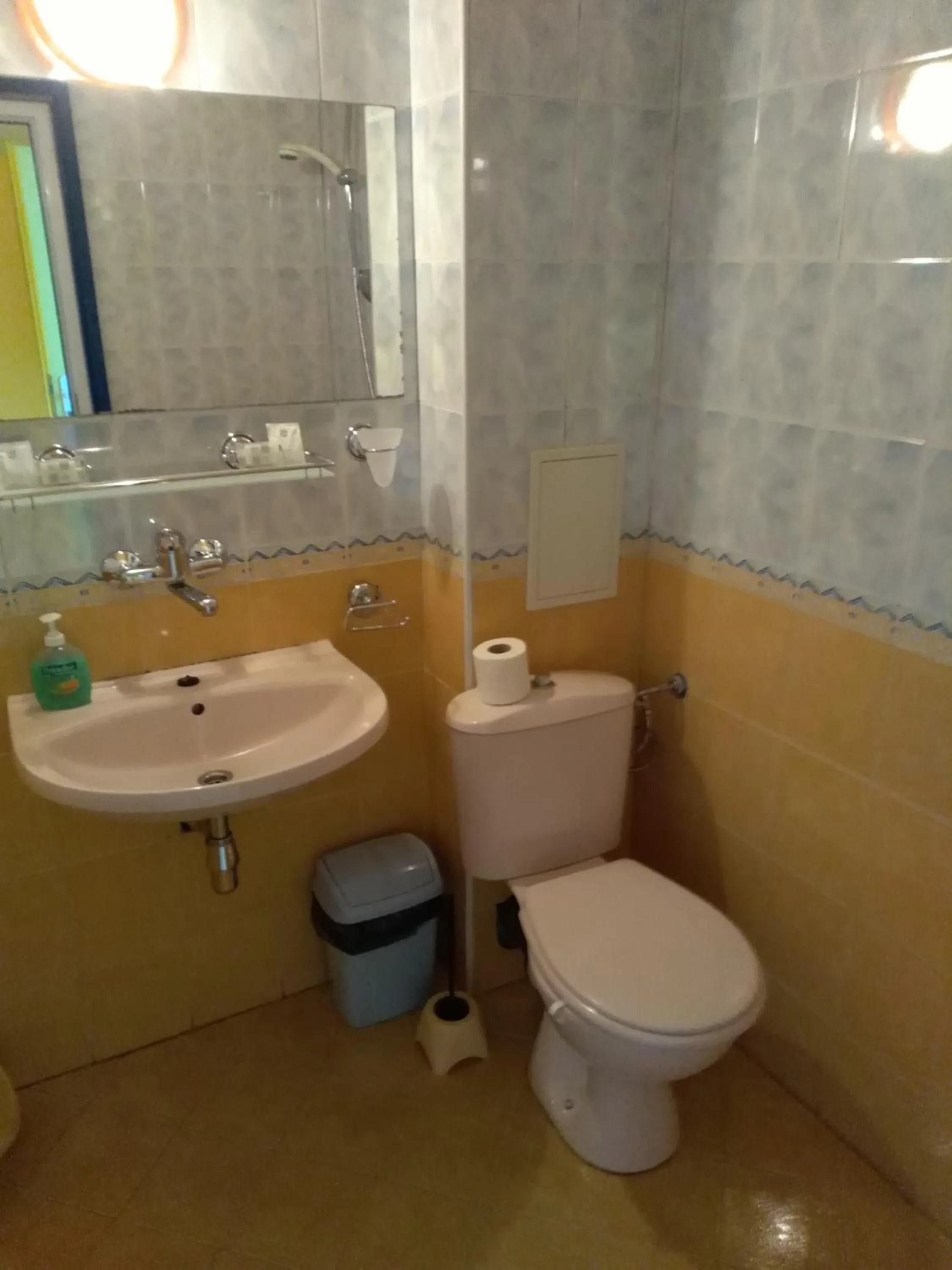 Shower in The Colourful Mansion Hotel