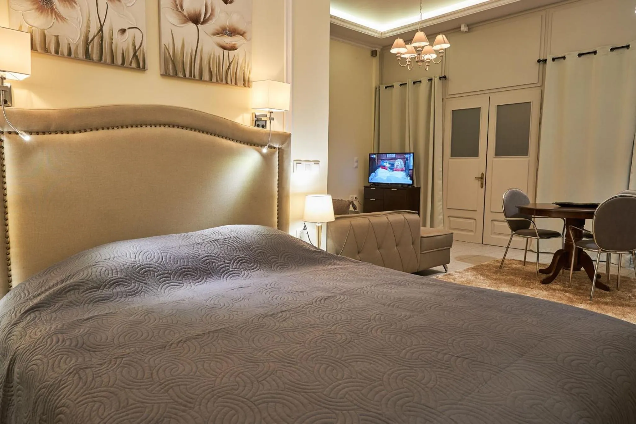 Communal lounge/ TV room, Bed in Arxontiko Hotel