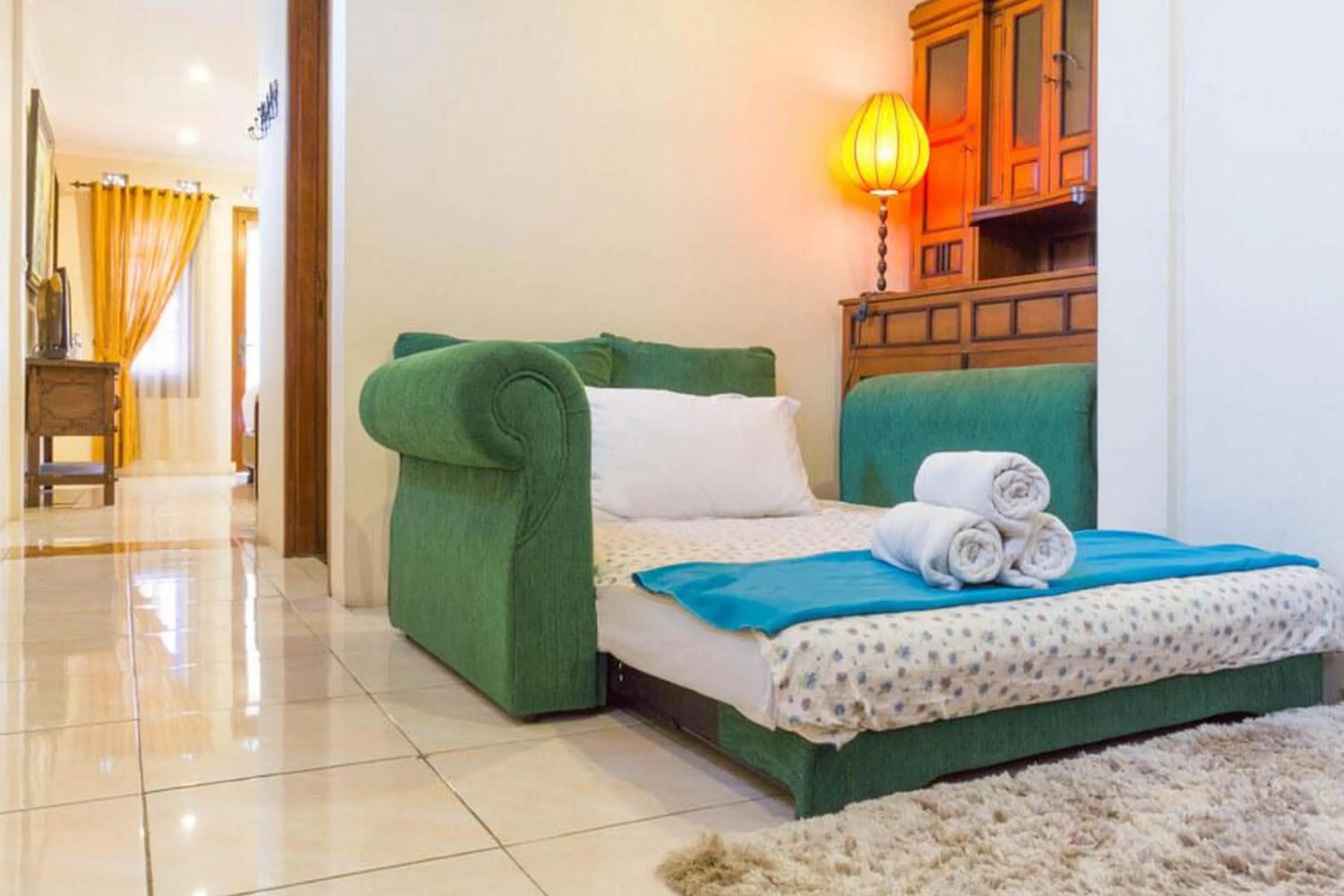 Seating area, Bed in RedDoorz near Gasibu Bandung