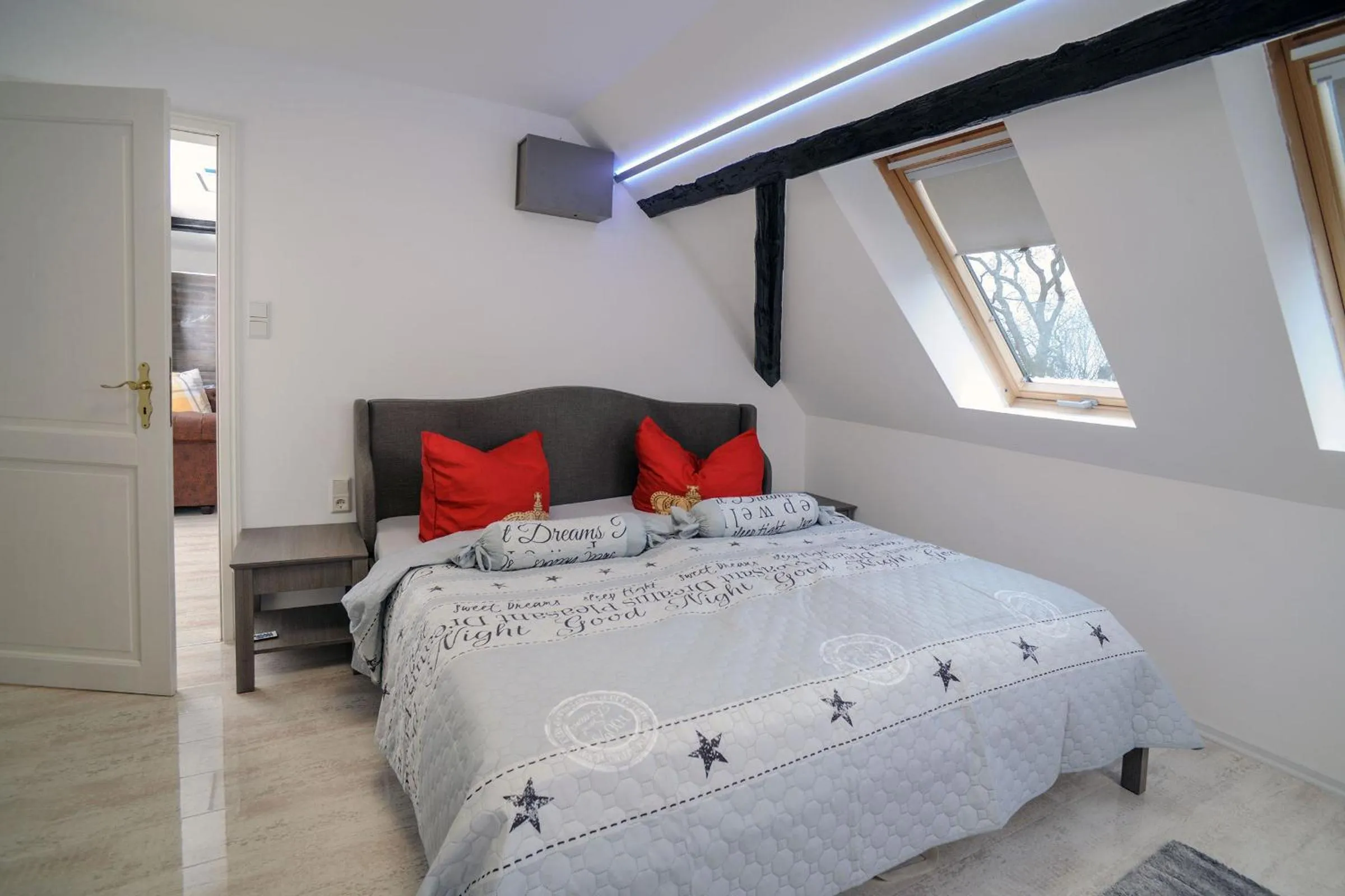 Photo of the whole room, Bed in Designpension Traumschloss Hotel Garni