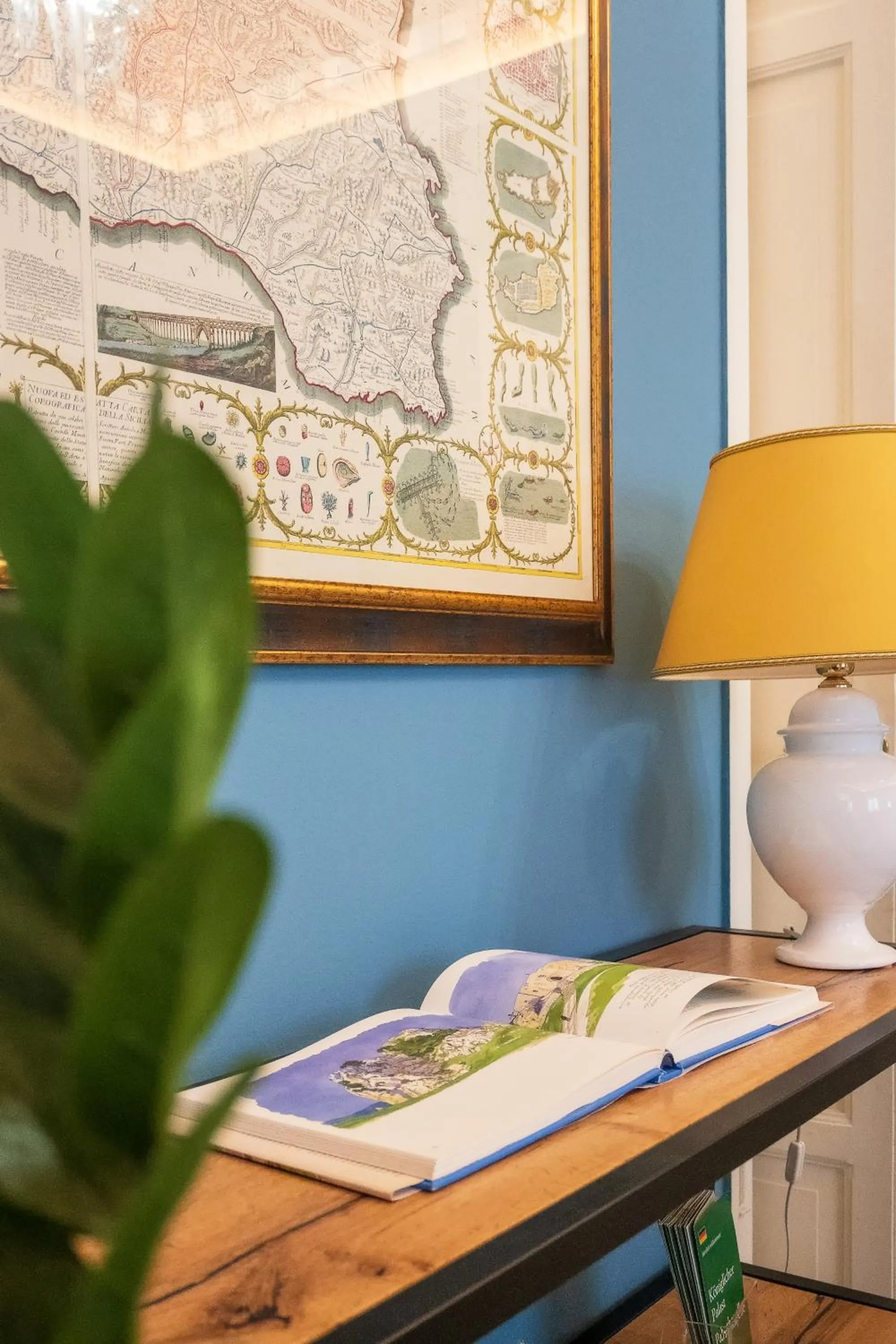 Communal lounge/ TV room in casa mo room and suite