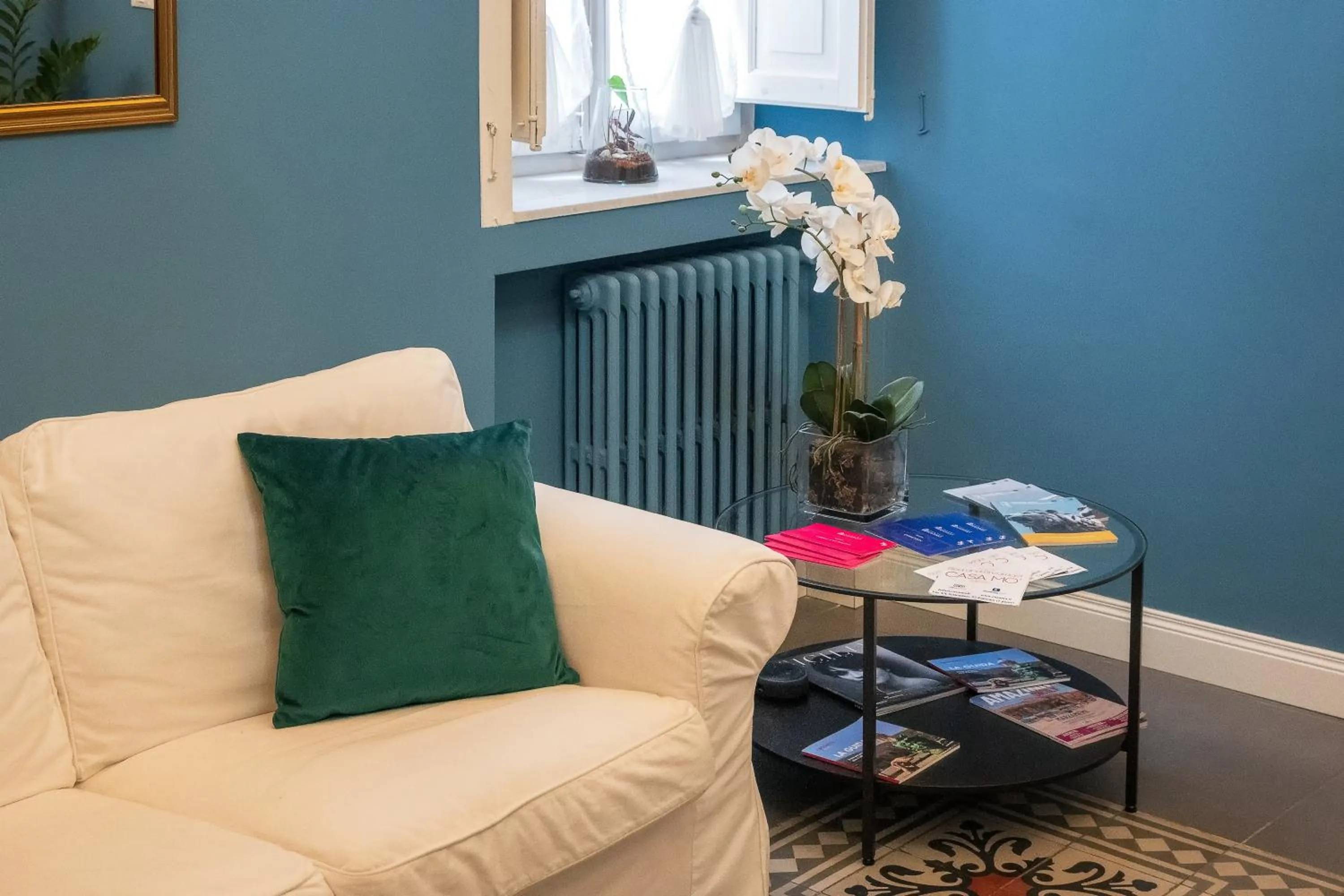 Communal lounge/ TV room in casa mo room and suite