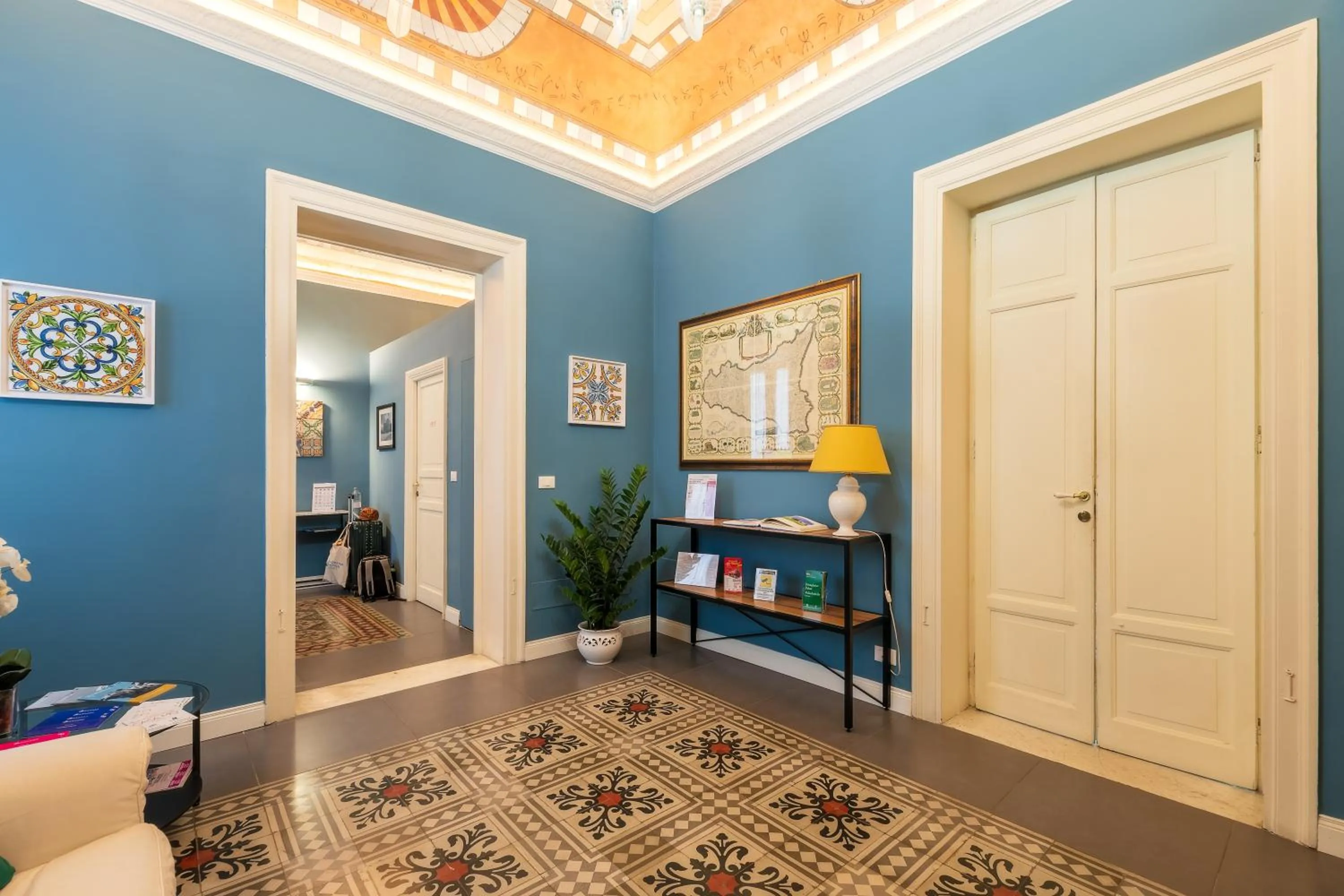 Communal lounge/ TV room in casa mo room and suite