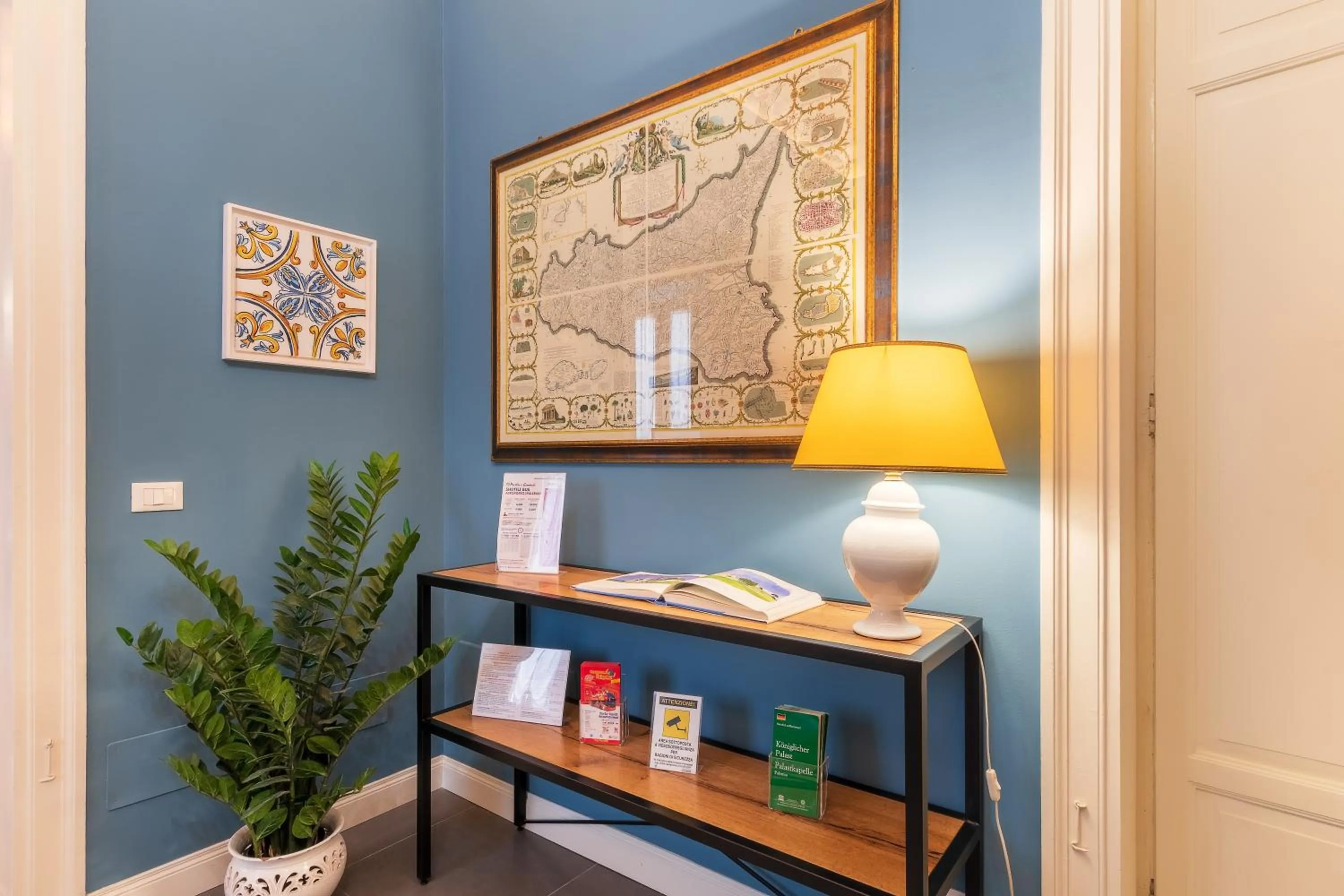 Communal lounge/ TV room in casa mo room and suite