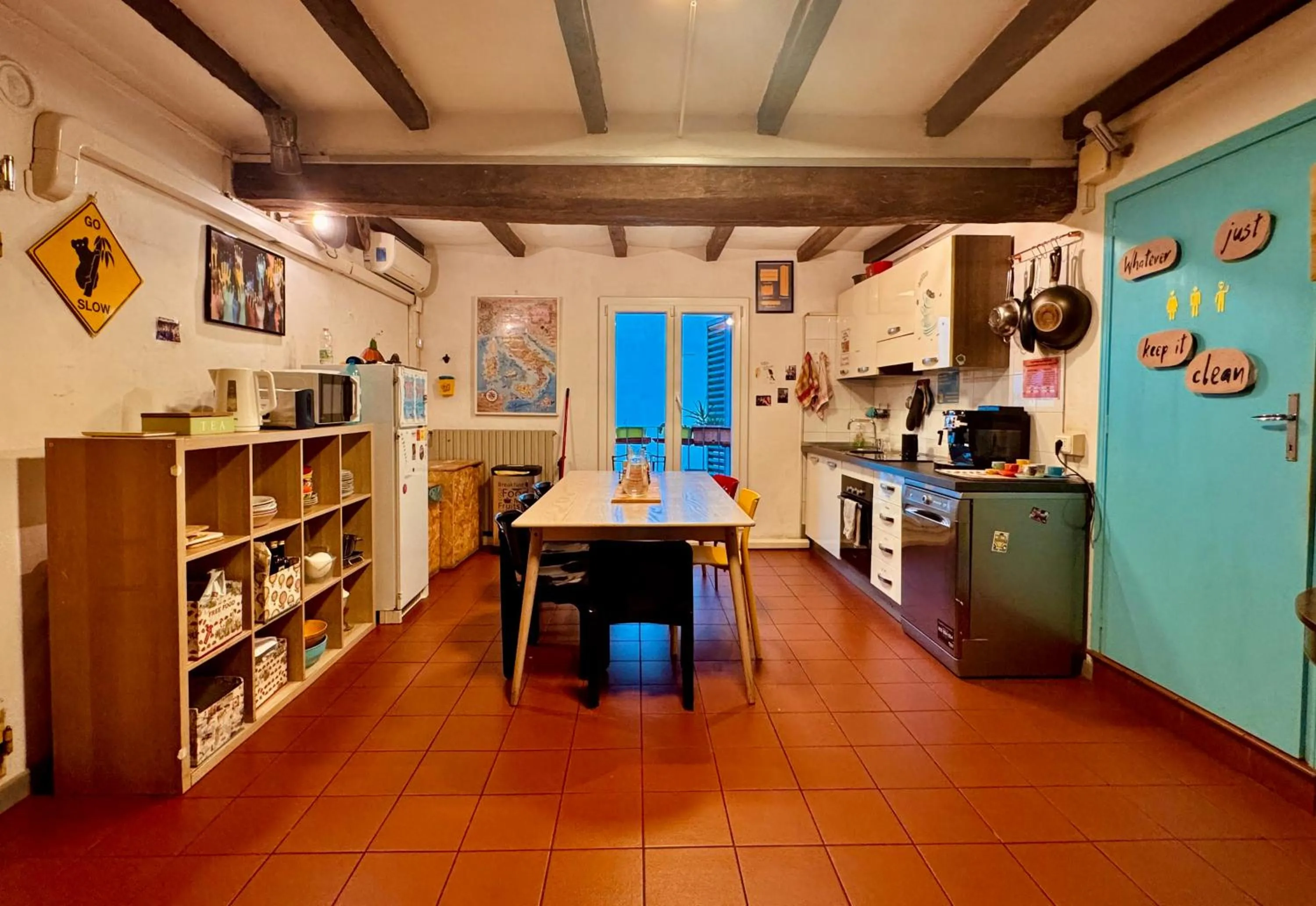 Communal kitchen in Hostel Il Nosadillo - Bologna